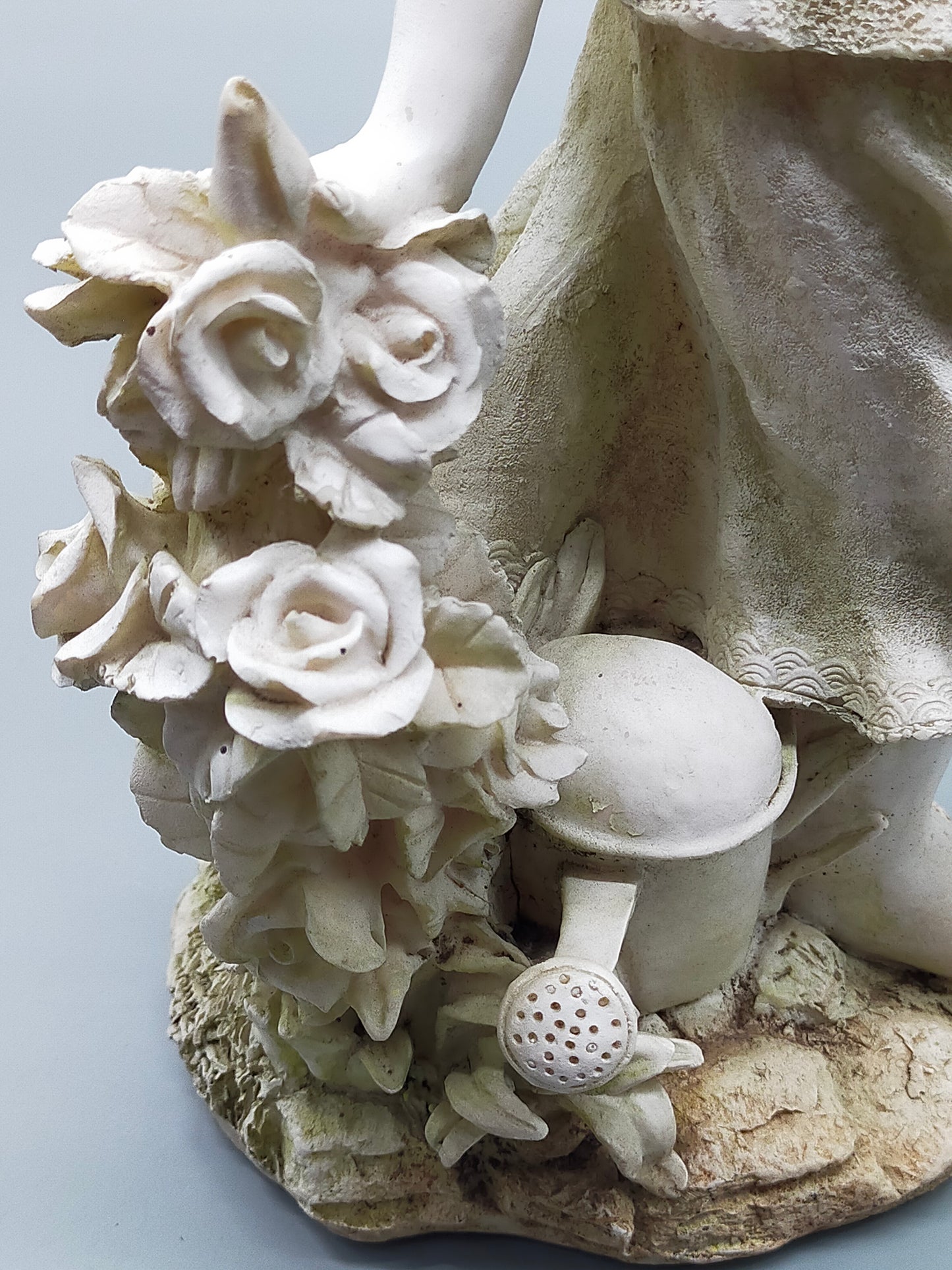 Mädchen mit Blumenstrauß Figur Detailreiche Dekofigur