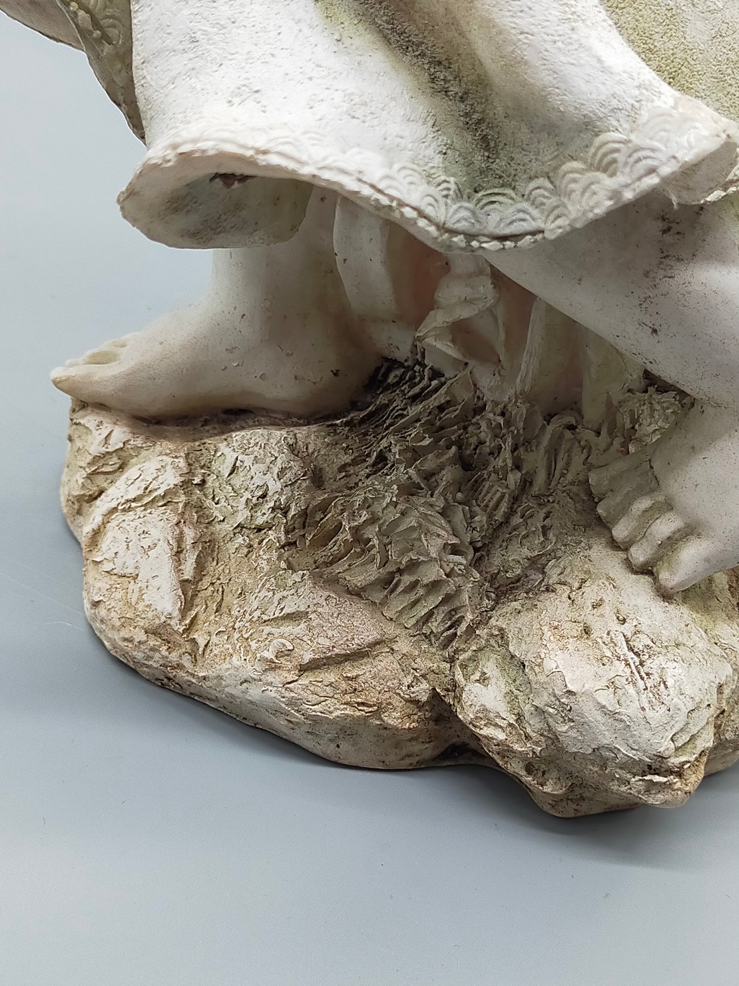 Mädchen mit Blumenstrauß Figur Detailreiche Dekofigur