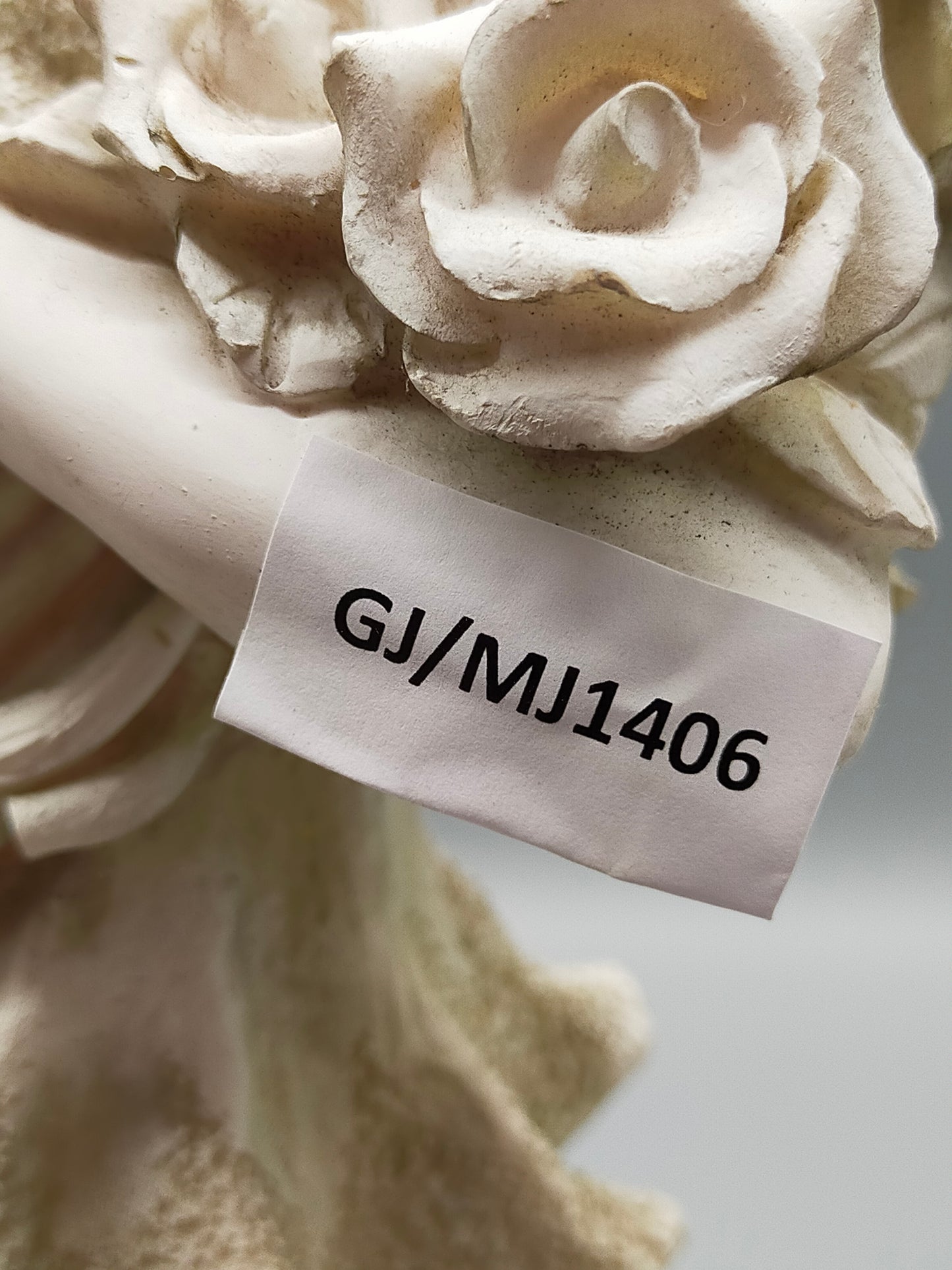 Mädchen mit Blumenstrauß Figur Detailreiche Dekofigur