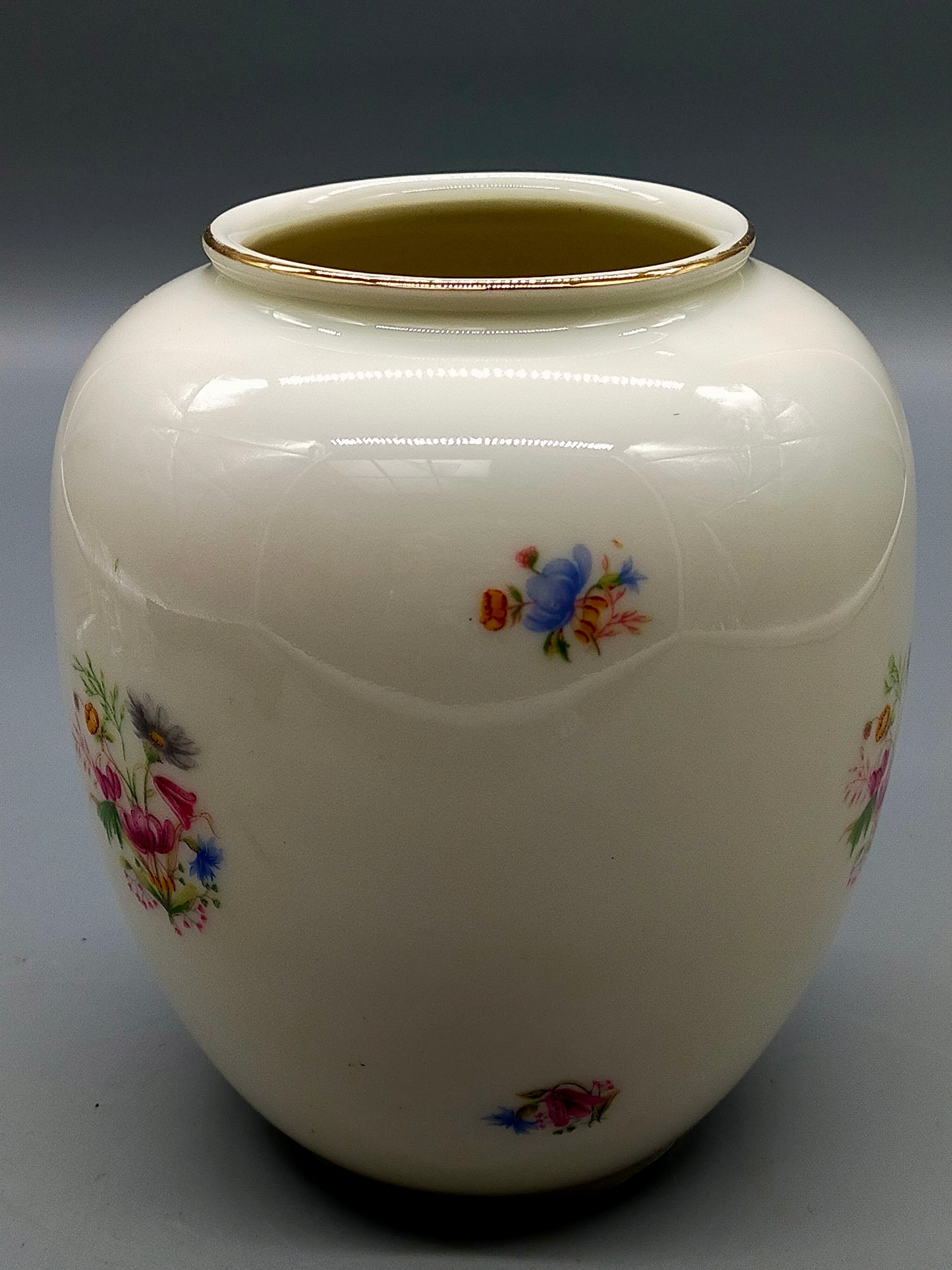 Klassische Bavaria Porzellan Vase mit Blumendekor und Goldrand