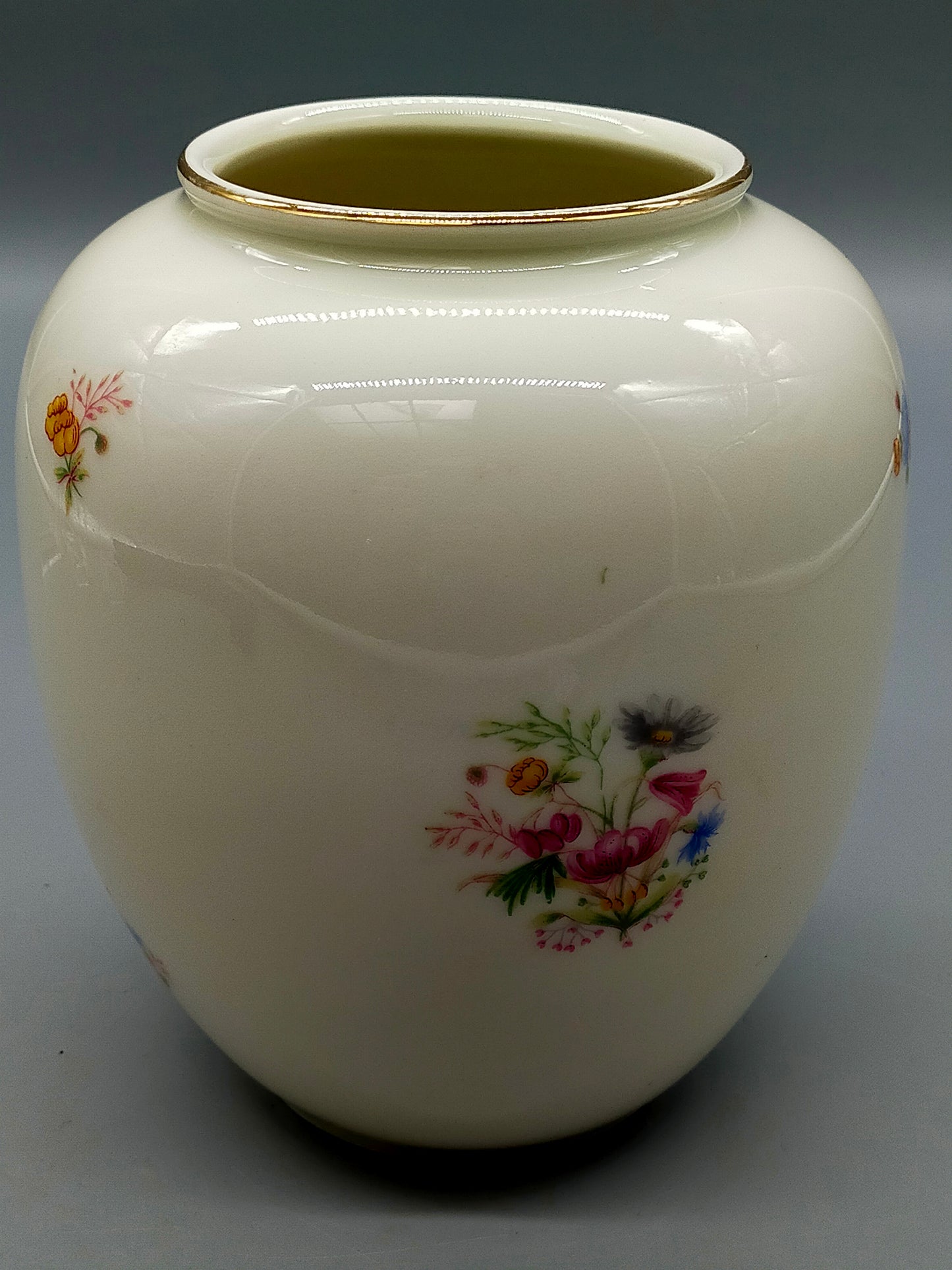 Klassische Bavaria Porzellan Vase mit Blumendekor und Goldrand