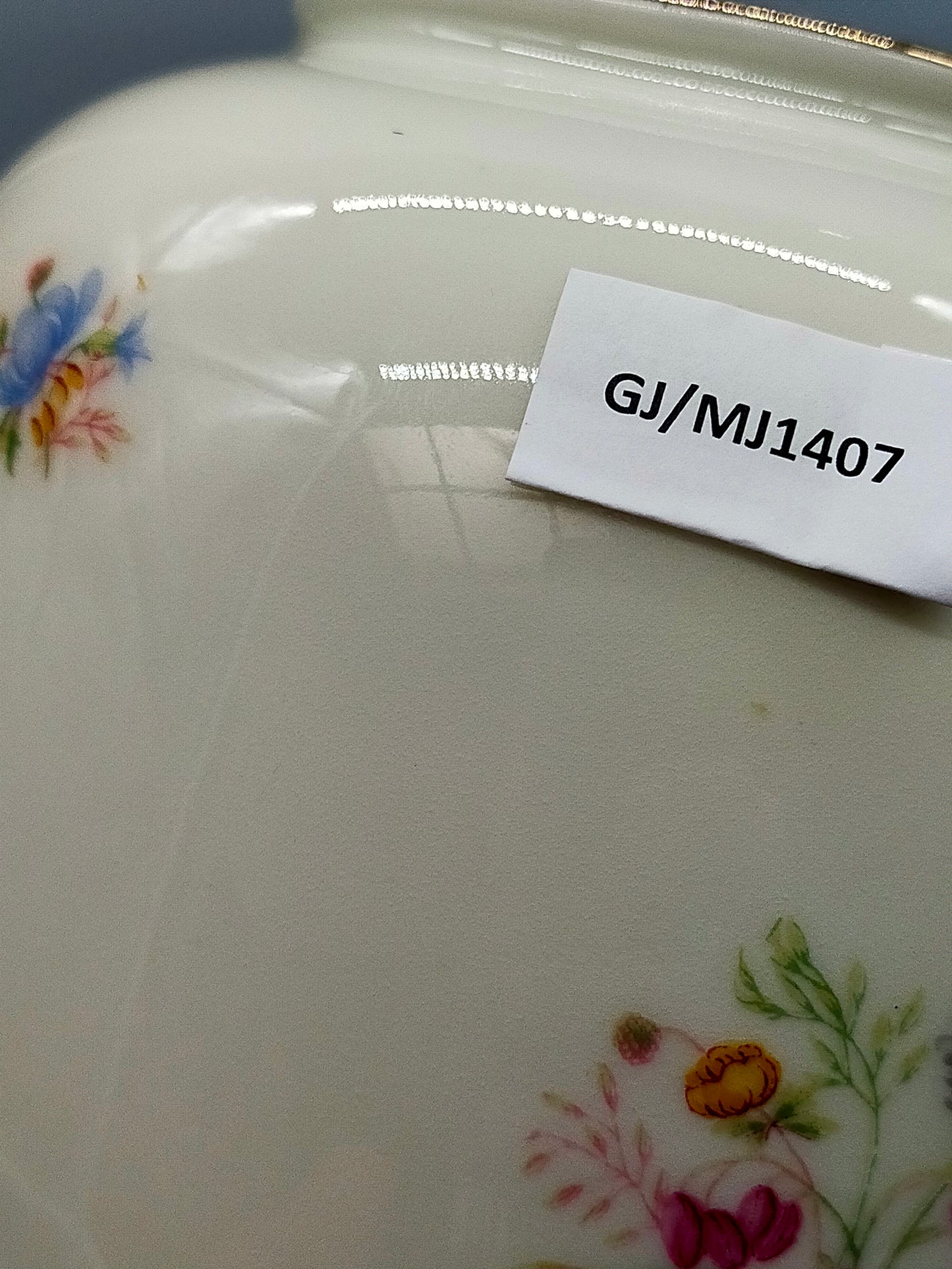 Klassische Bavaria Porzellan Vase mit Blumendekor und Goldrand