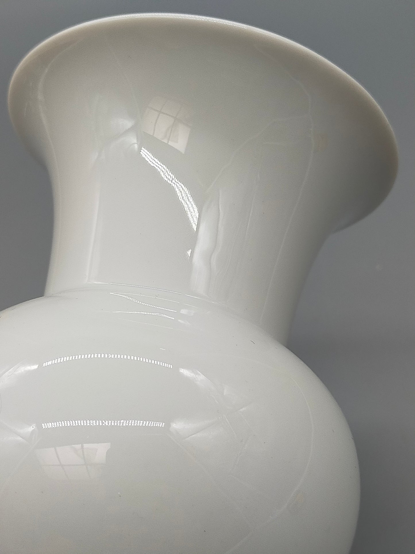 Elegante Kaiser Porzellan Vase – Zeitloses Design in Weiß