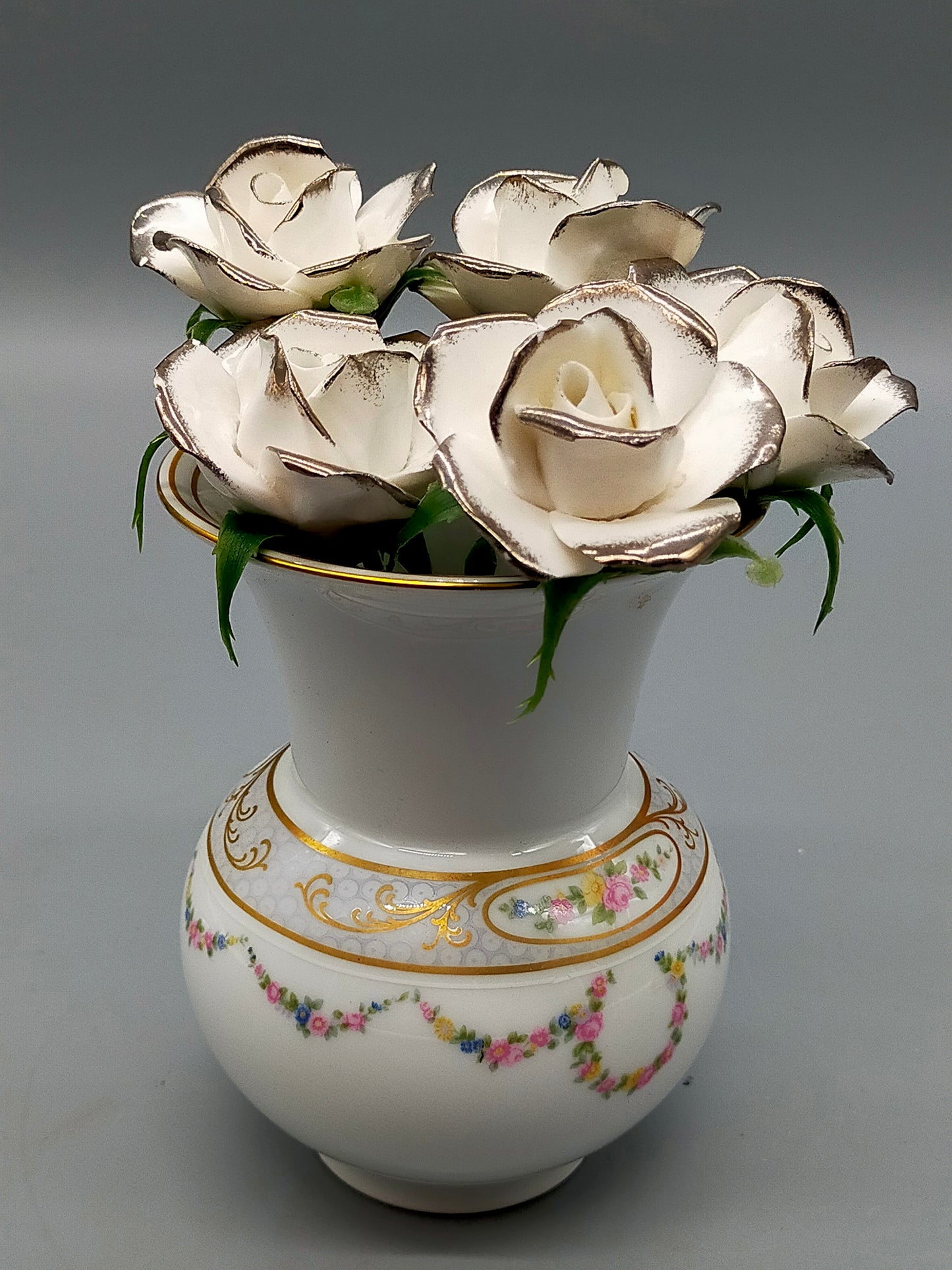 Elegante Kaiser Porzellan Vase Harmonie mit Porzellanrosen Golddekor