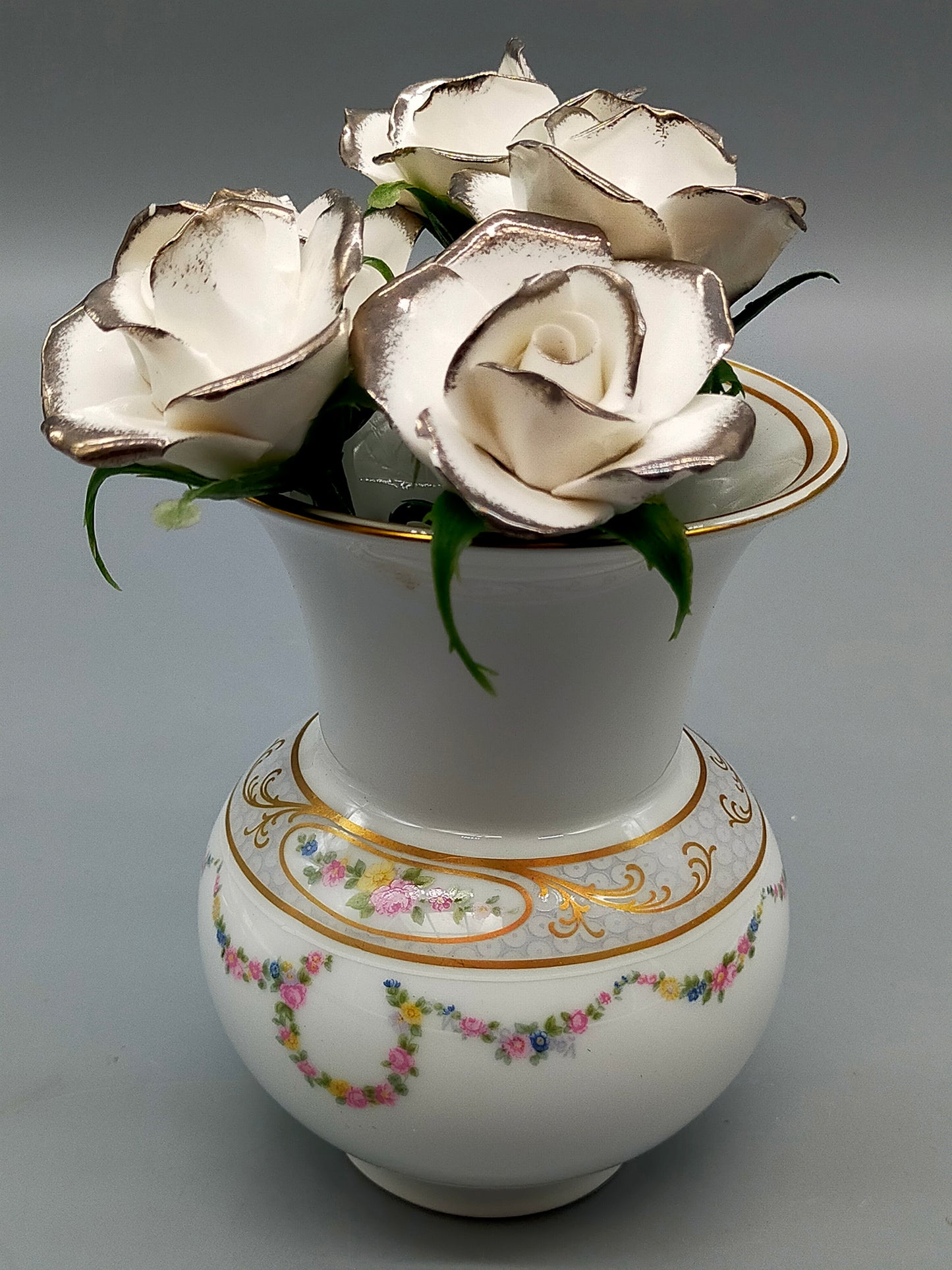 Elegante Kaiser Porzellan Vase Harmonie mit Porzellanrosen Golddekor