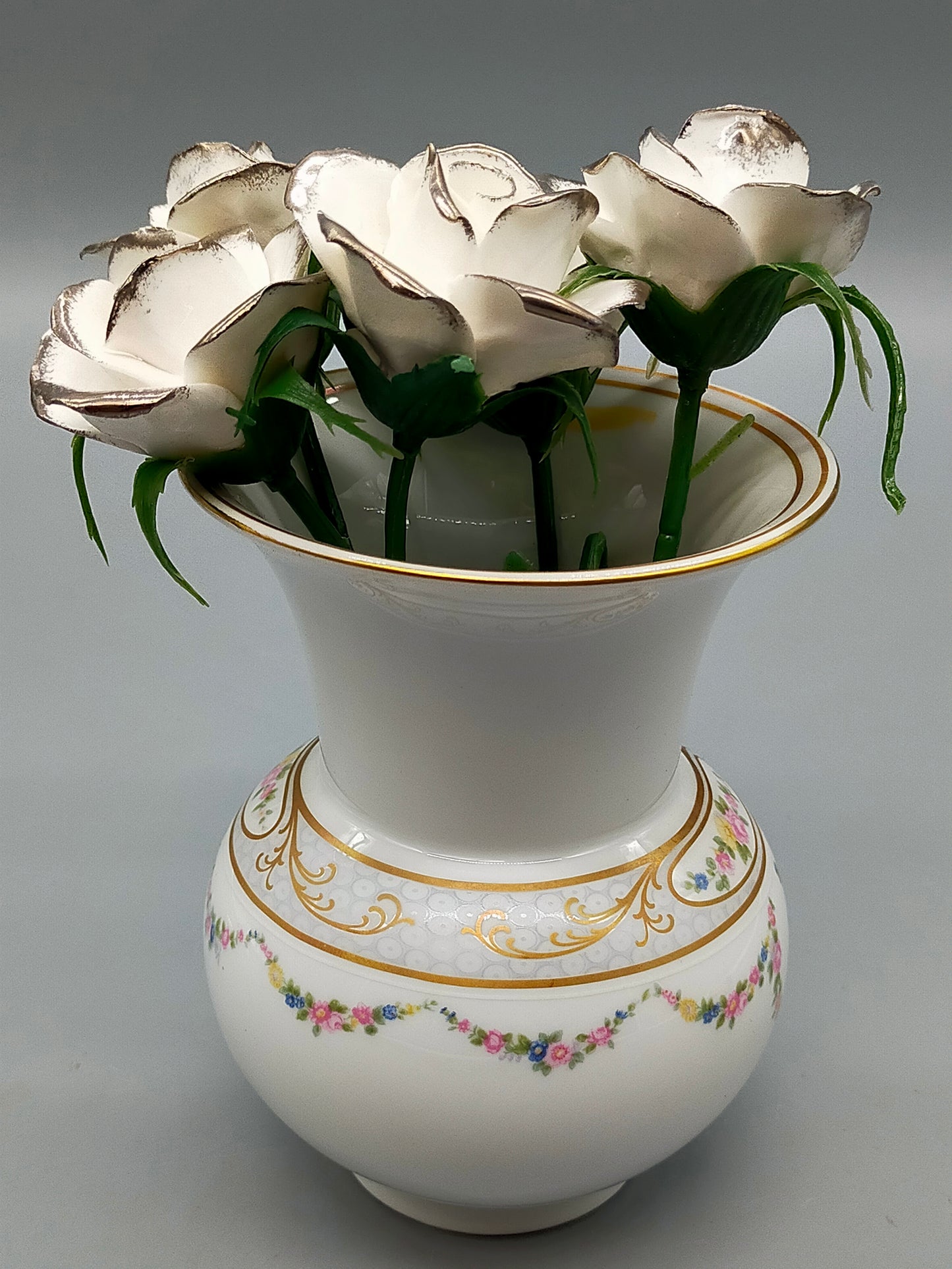Elegante Kaiser Porzellan Vase Harmonie mit Porzellanrosen Golddekor