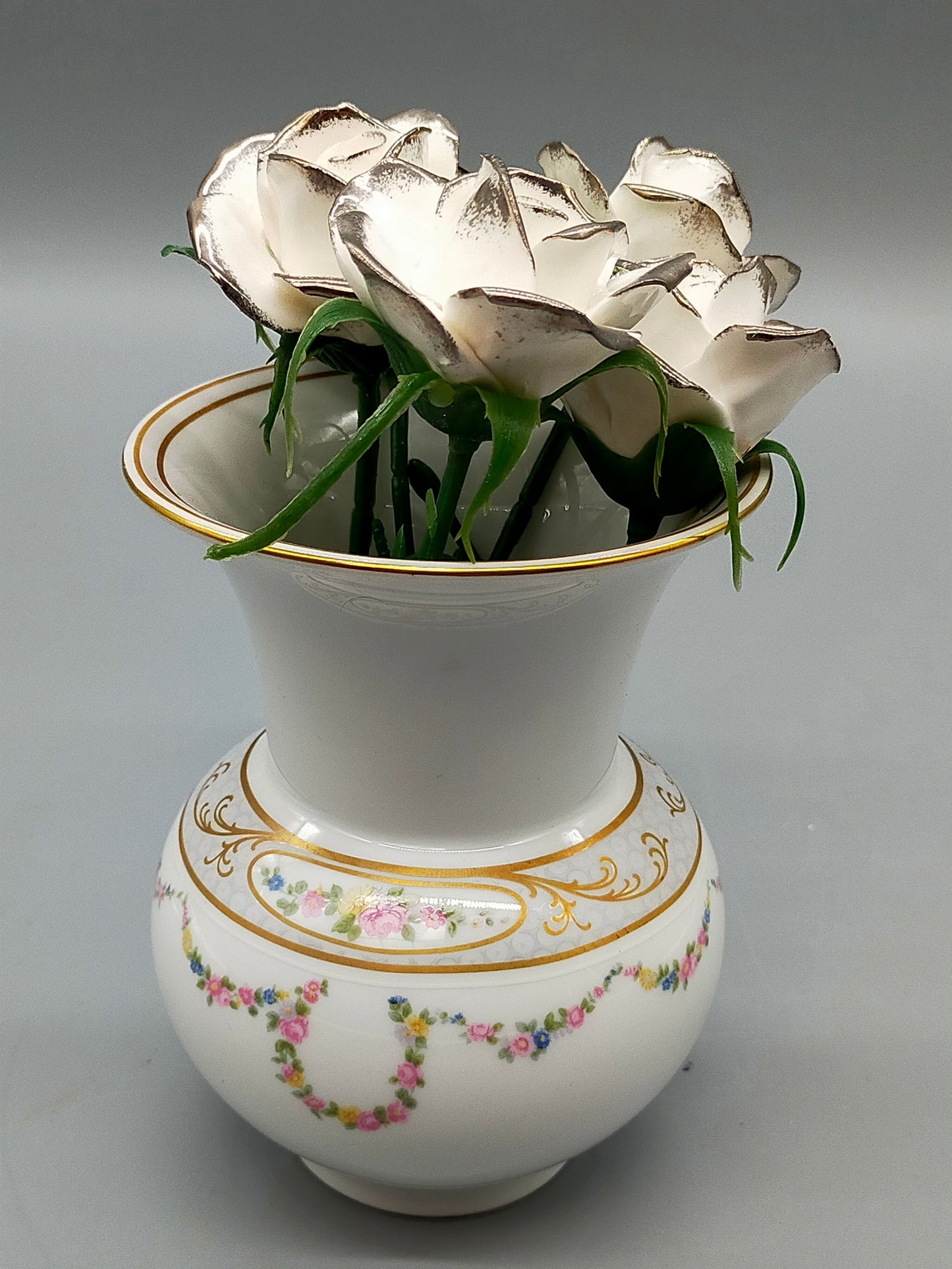 Elegante Kaiser Porzellan Vase Harmonie mit Porzellanrosen Golddekor