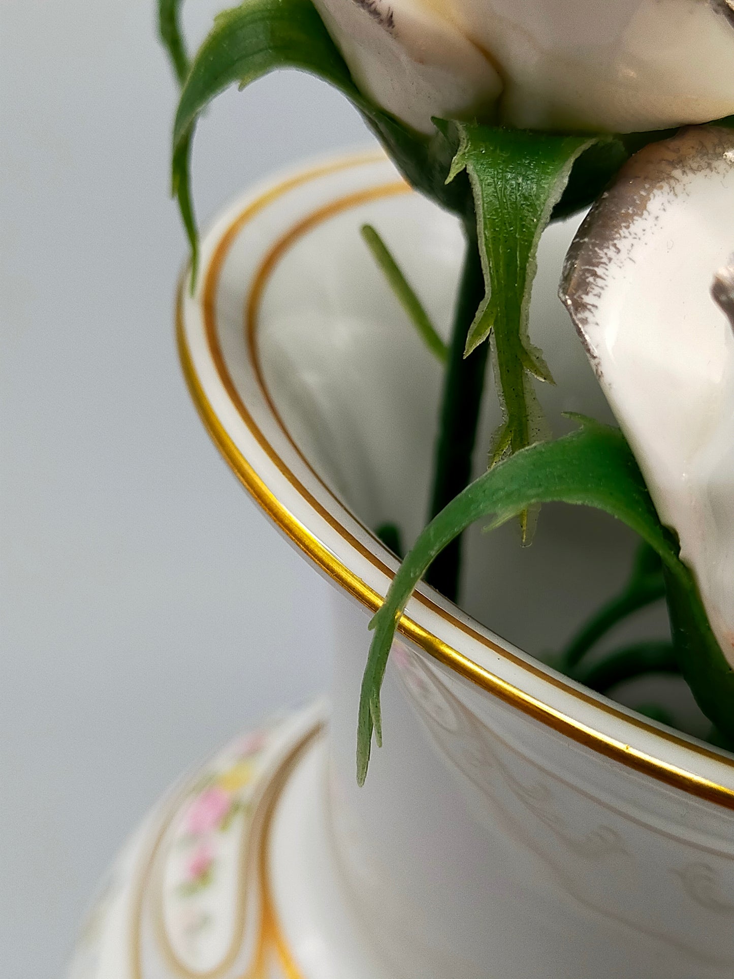 Elegante Kaiser Porzellan Vase Harmonie mit Porzellanrosen Golddekor