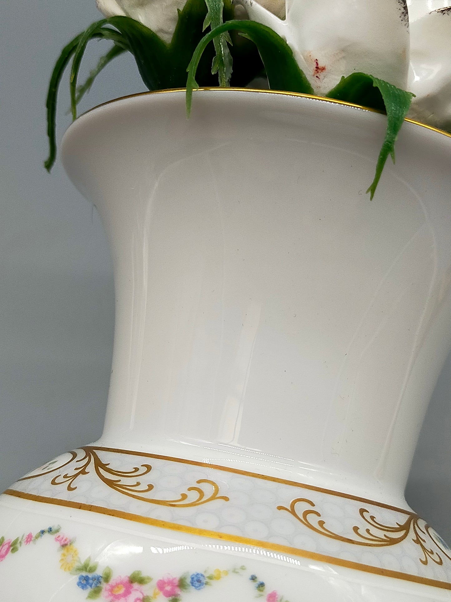 Elegante Kaiser Porzellan Vase Harmonie mit Porzellanrosen Golddekor