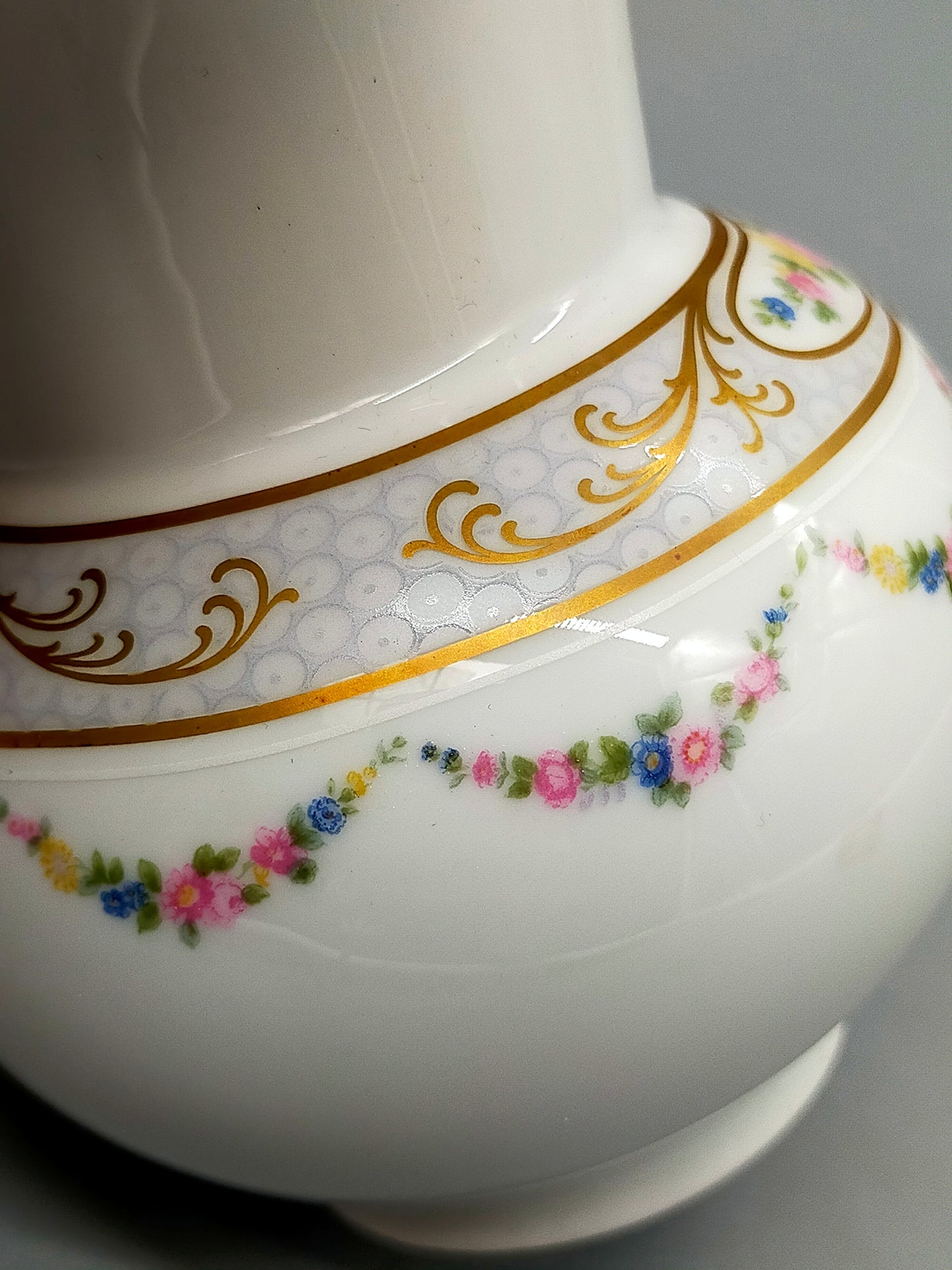 Elegante Kaiser Porzellan Vase Harmonie mit Porzellanrosen Golddekor