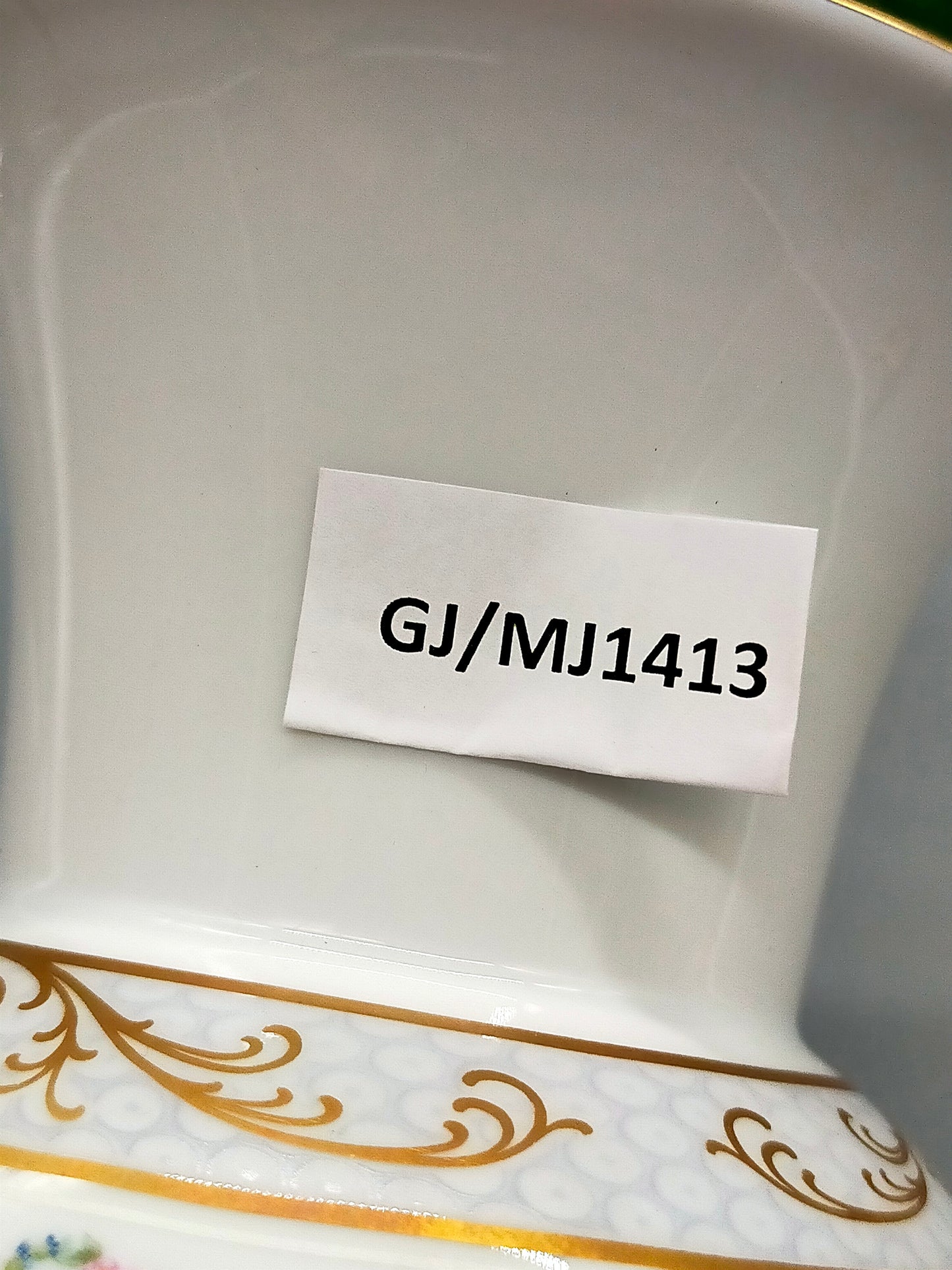 Elegante Kaiser Porzellan Vase Harmonie mit Porzellanrosen Golddekor