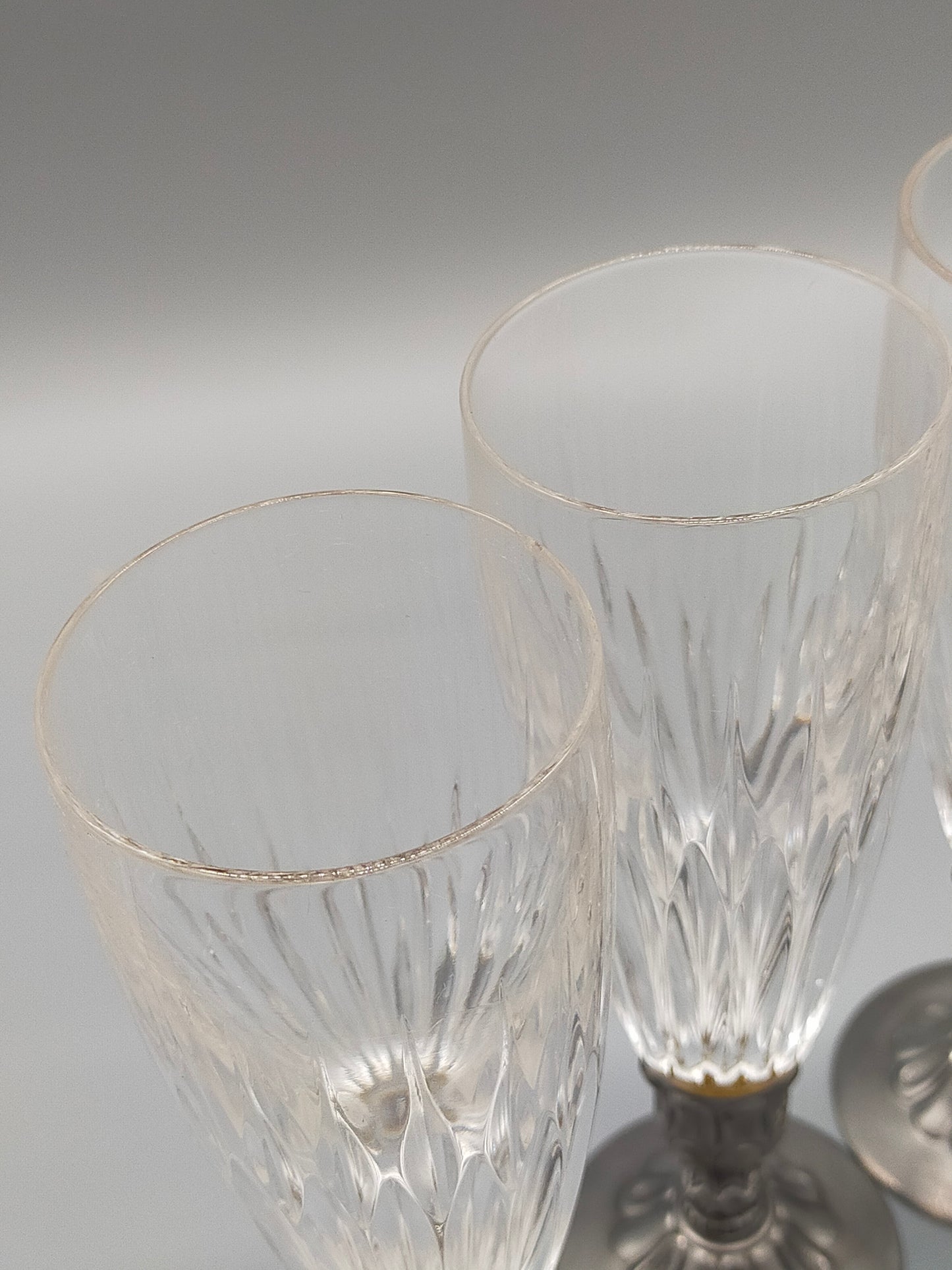 5er Set Sektflöten aus Schliffglas mit Zinnfuß – Elegant & Zeitlos