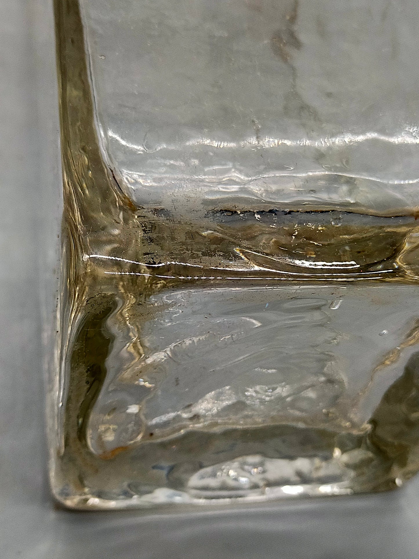 Moderne Quader Glasvase – Gehämmertes Dickglas mit Verlaufsoptik