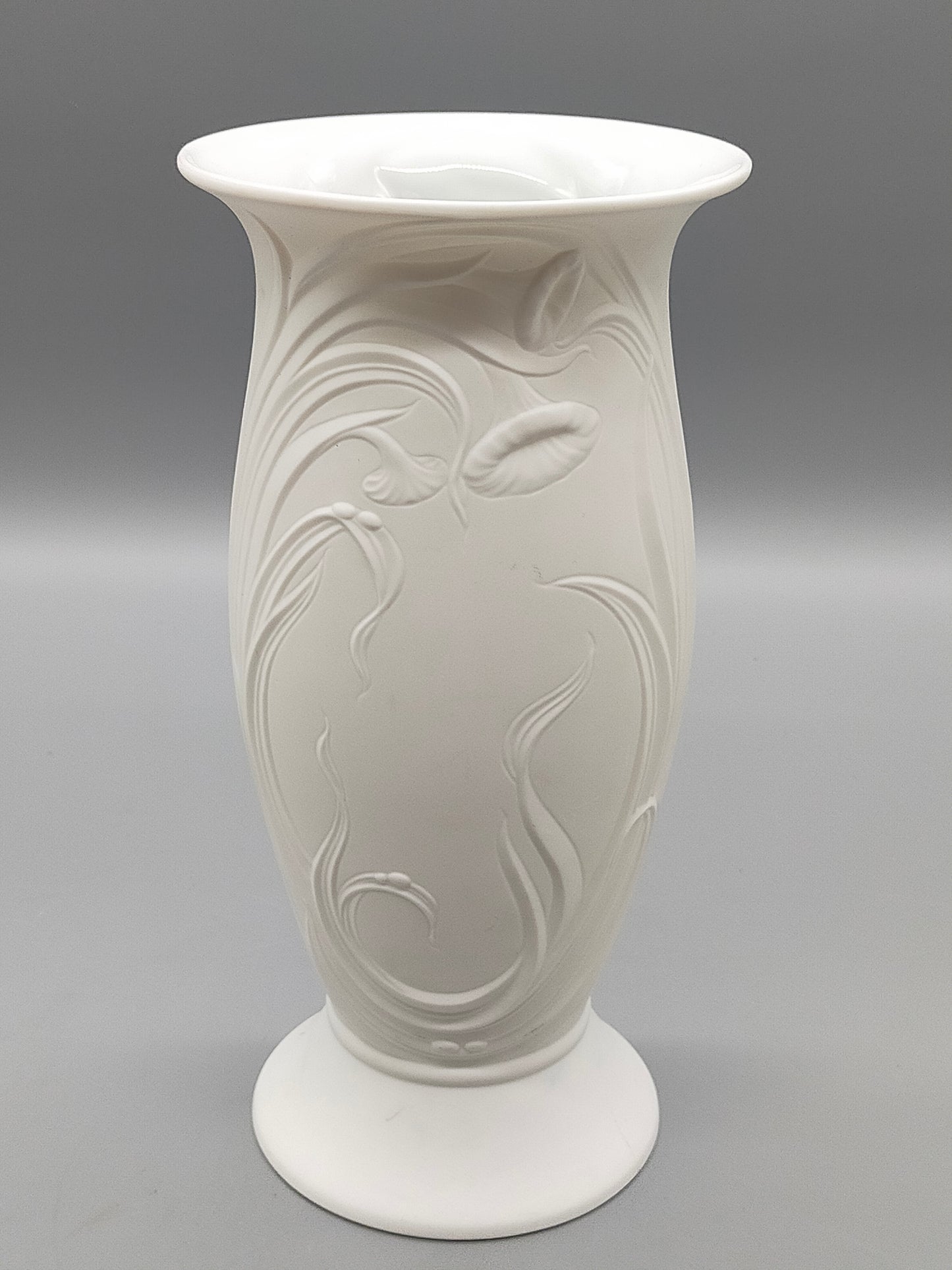Seltmann Weiden Biskuitporzellan Vase Elegant mit Floralem Relief