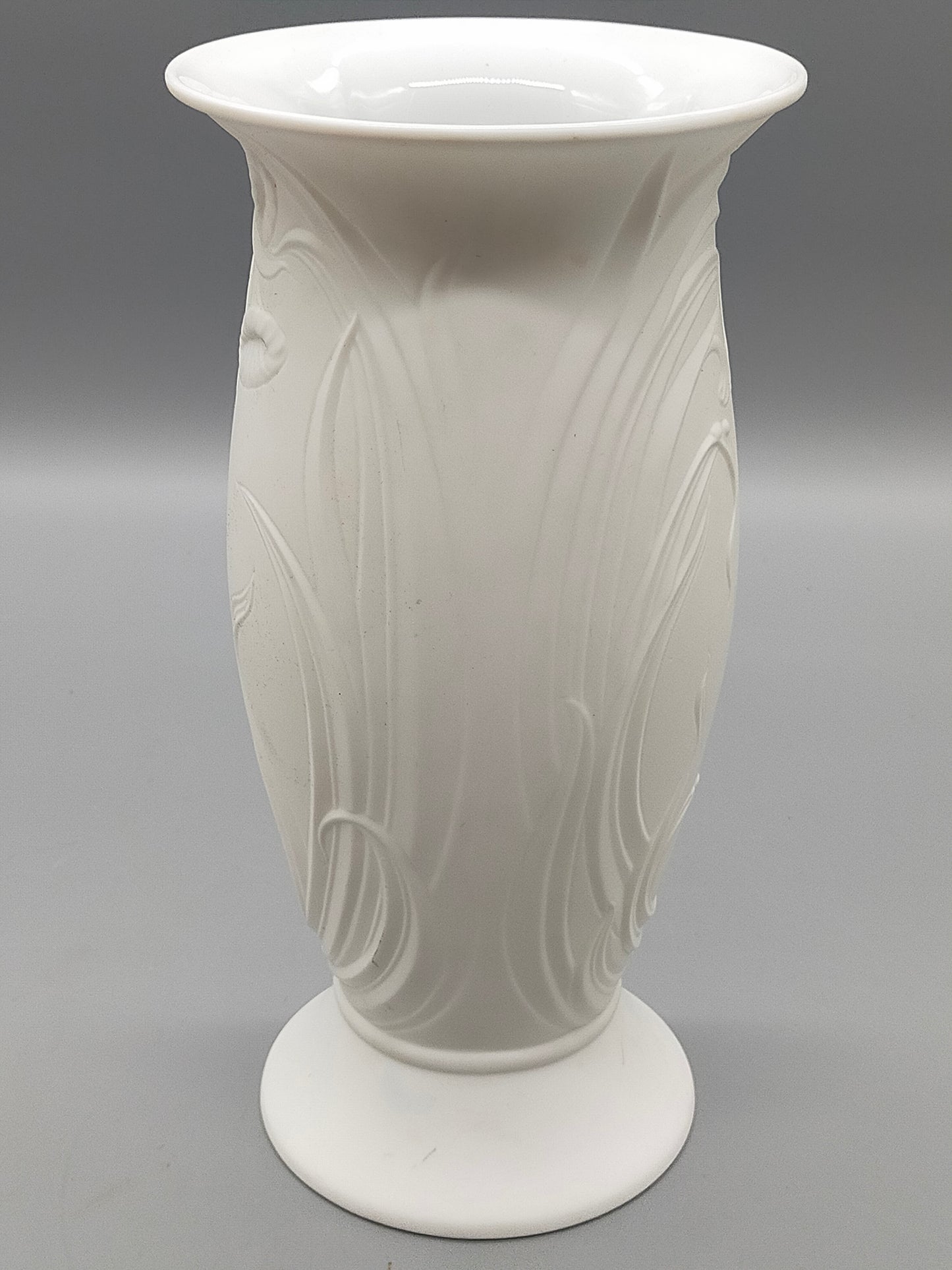 Seltmann Weiden Biskuitporzellan Vase Elegant mit Floralem Relief