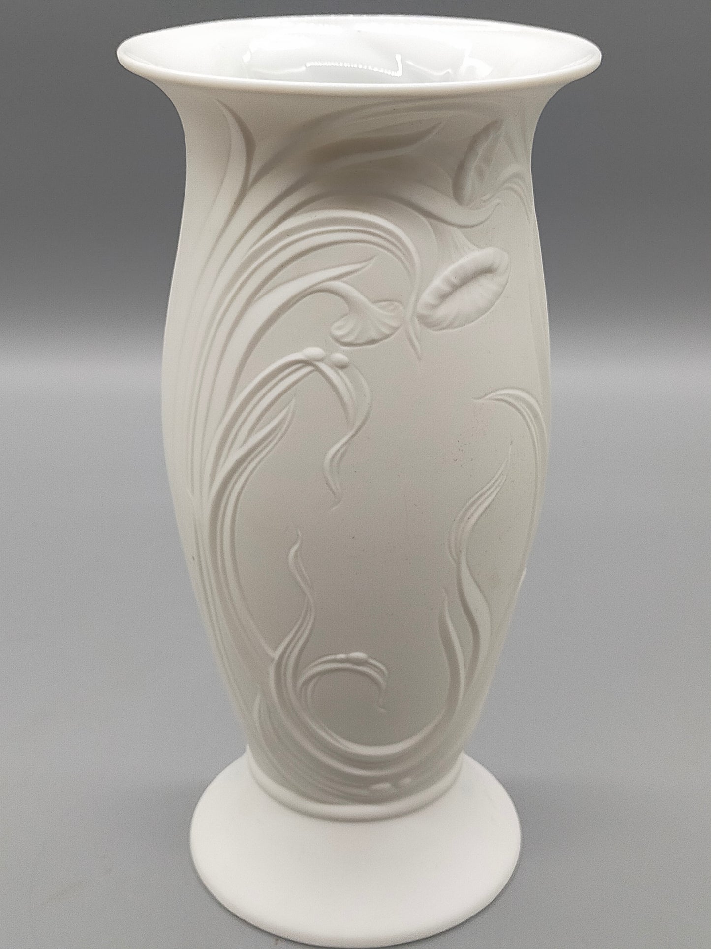 Seltmann Weiden Biskuitporzellan Vase Elegant mit Floralem Relief