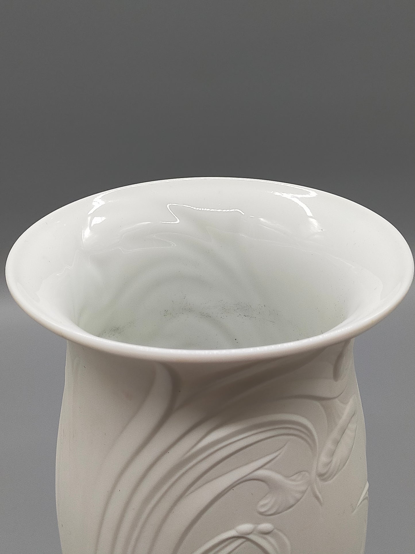 Seltmann Weiden Biskuitporzellan Vase Elegant mit Floralem Relief