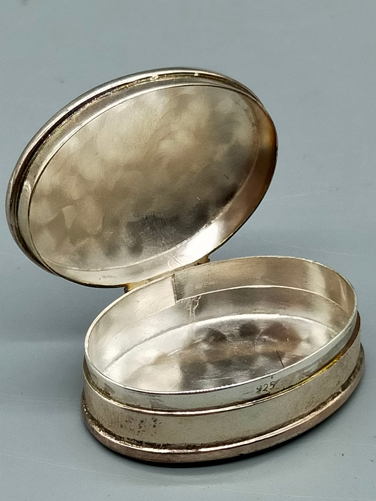 Elegante Pillendose aus 925 Silber mit Gravur Ovale Dose