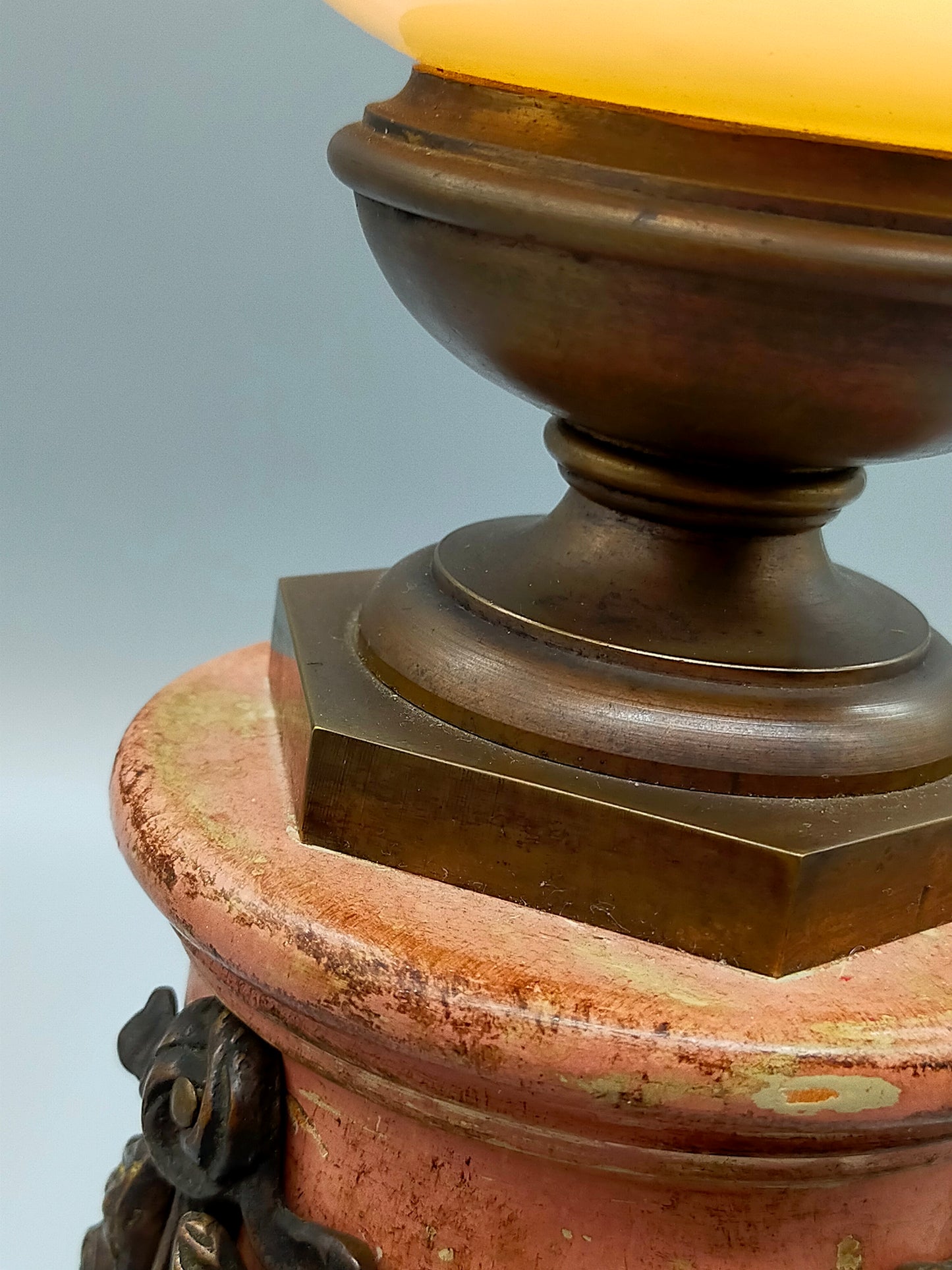 Antike Tischlampe Neoklassizismus Säule mit Glas Schirm