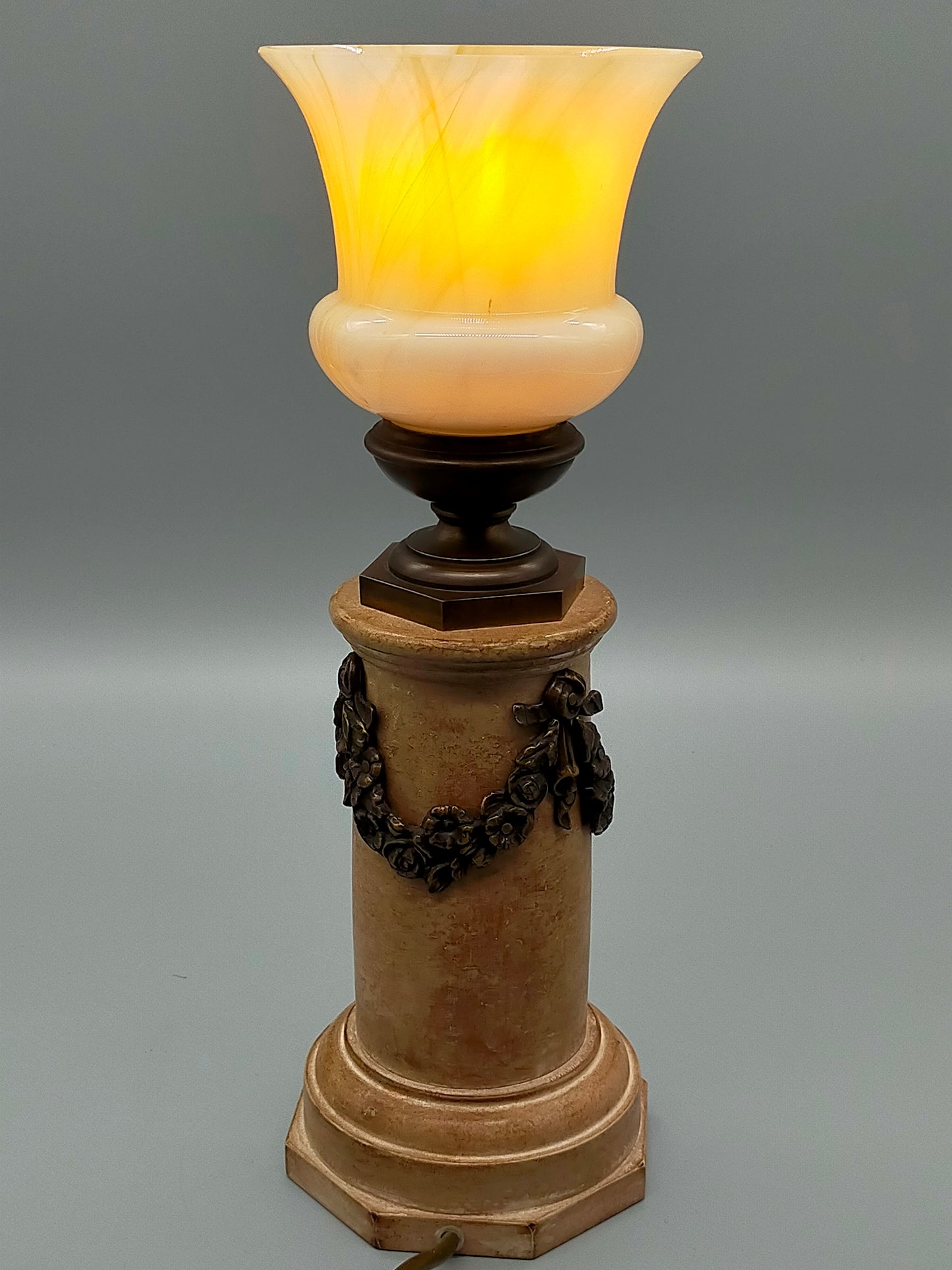 Klassische Säulentischlampe Antik-Stil mit Blütengirlande