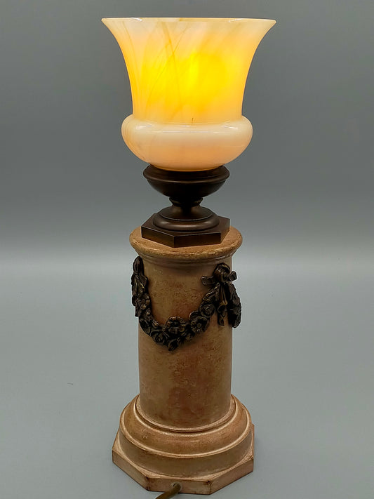 Klassische Säulentischlampe Antik-Stil mit Blütengirlande