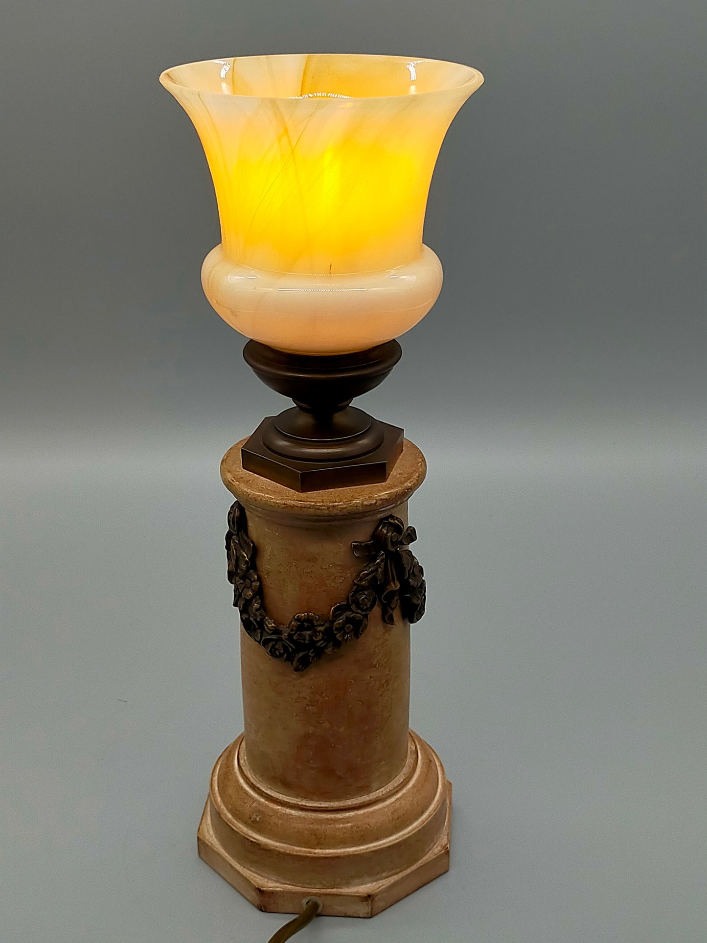 Klassische Säulentischlampe Antik-Stil mit Blütengirlande