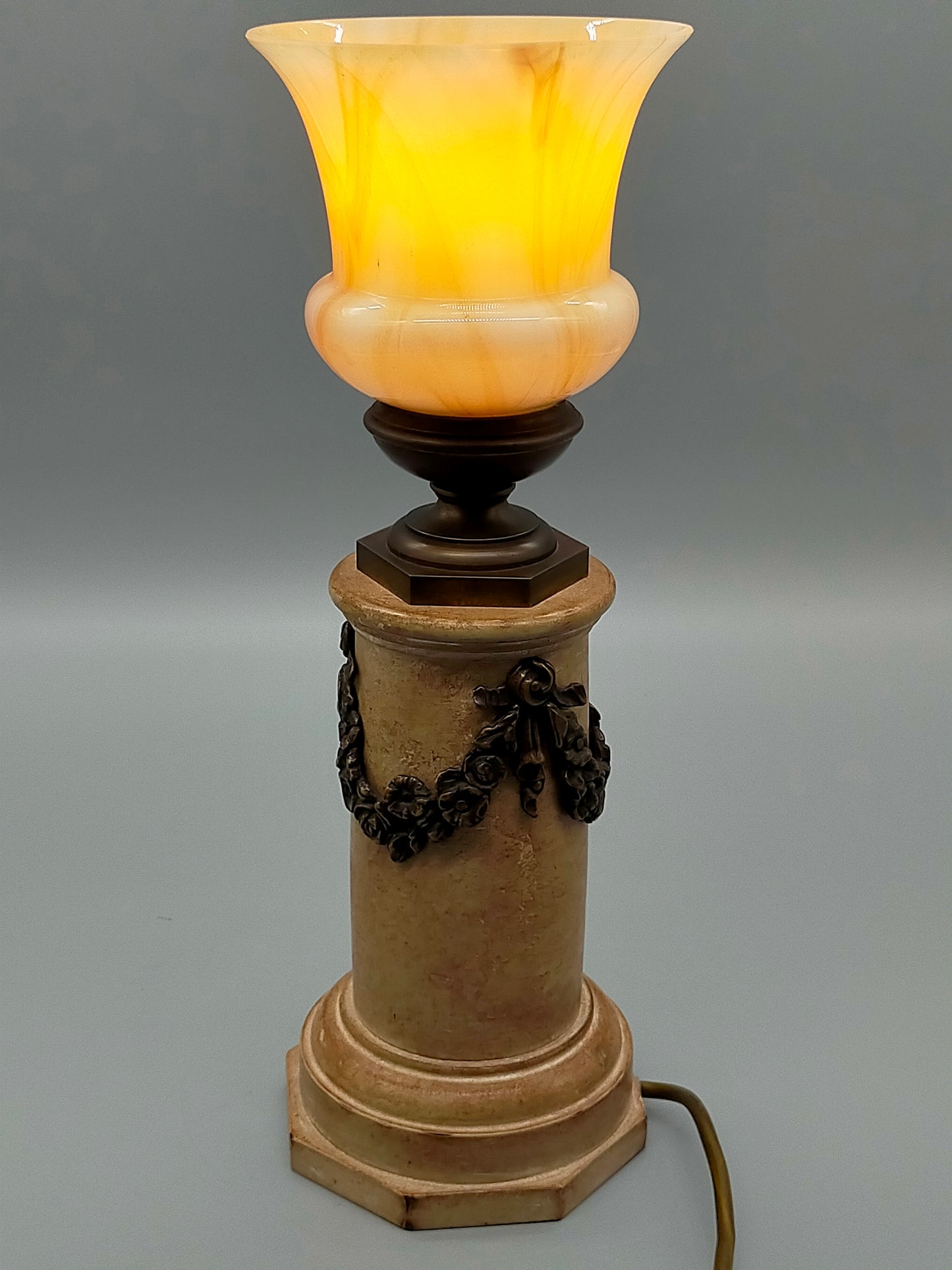 Klassische Säulentischlampe Antik-Stil mit Blütengirlande