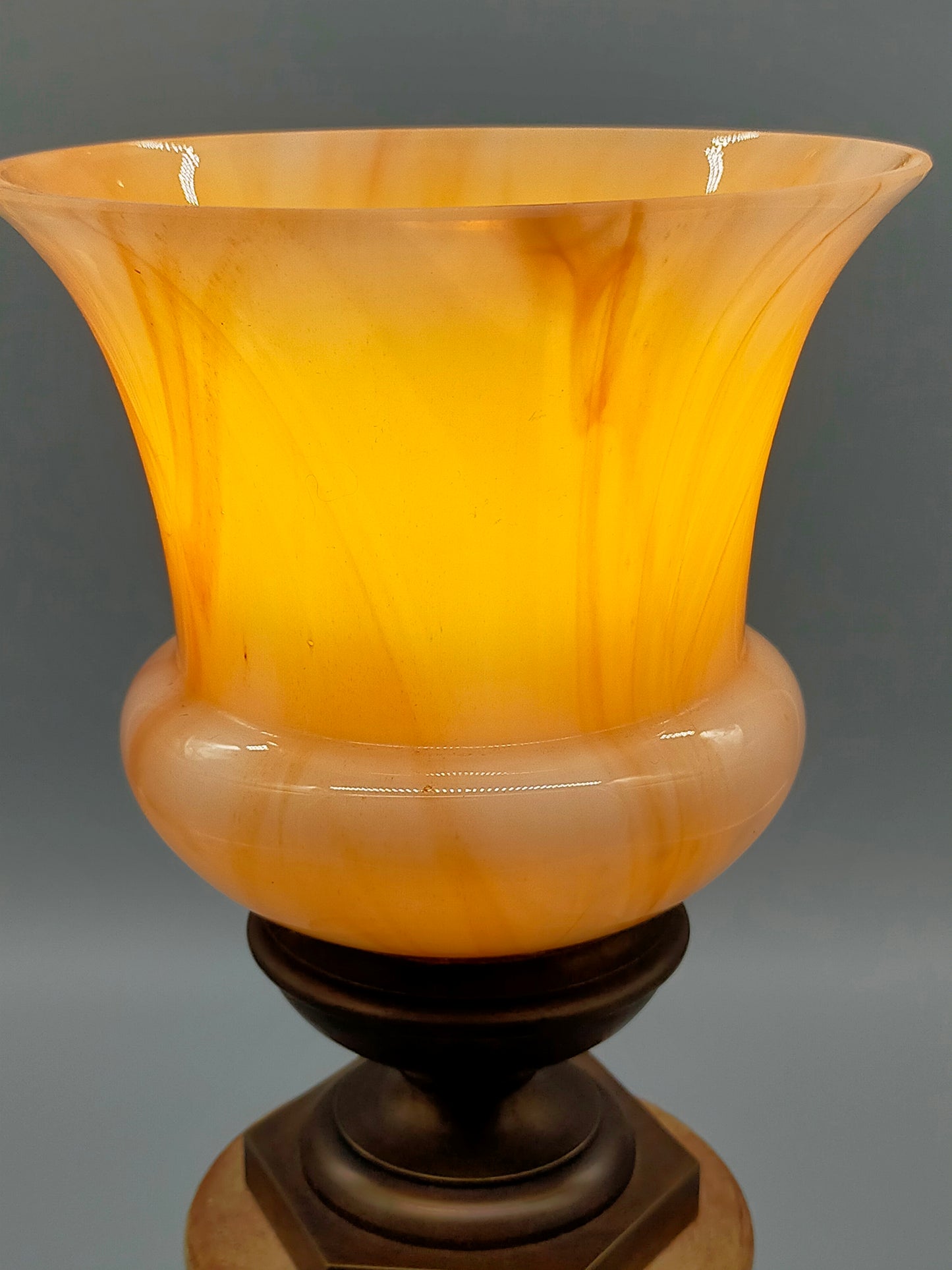 Klassische Säulentischlampe Antik-Stil mit Blütengirlande