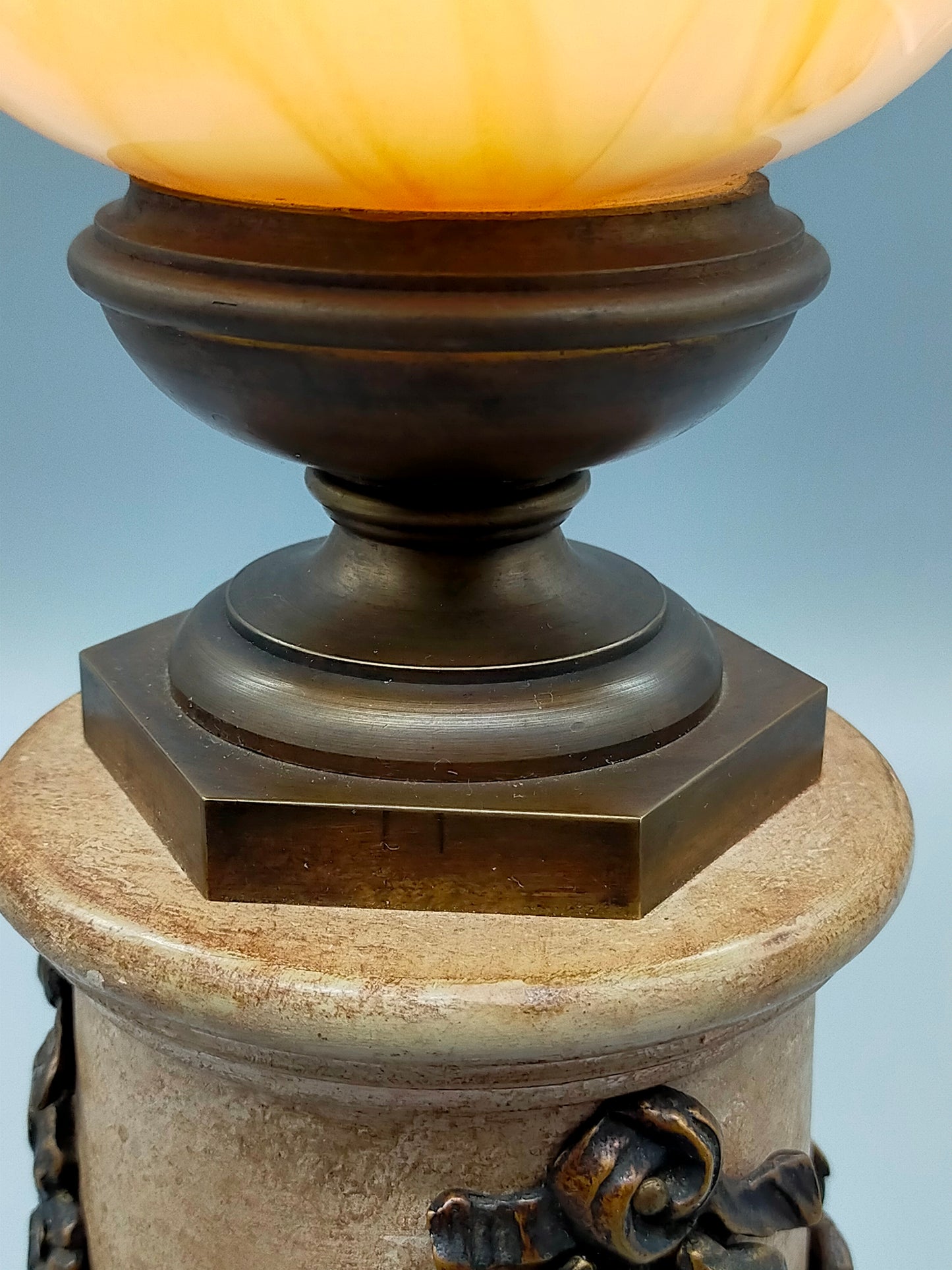 Klassische Säulentischlampe Antik-Stil mit Blütengirlande