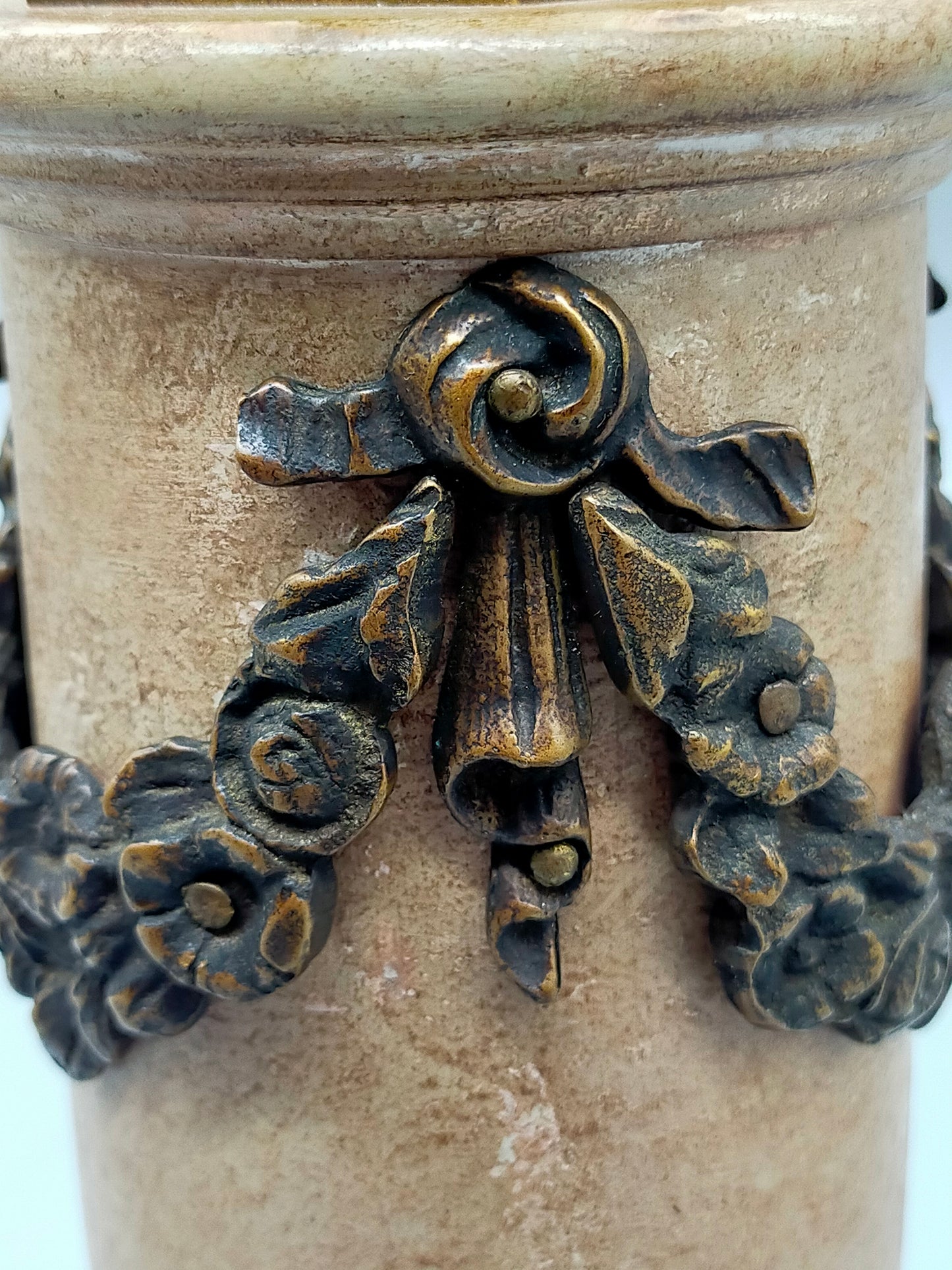 Klassische Säulentischlampe Antik-Stil mit Blütengirlande