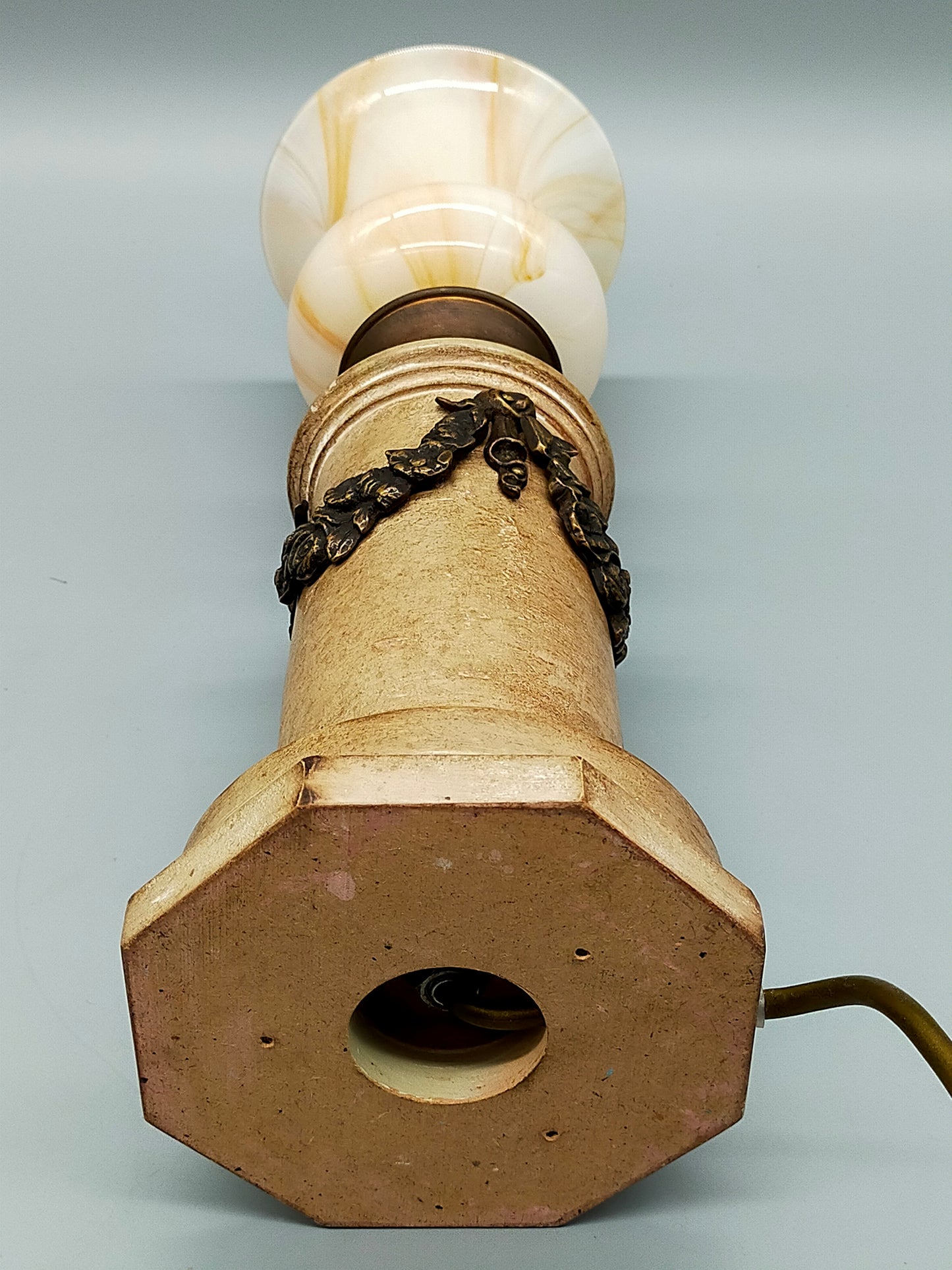 Klassische Säulentischlampe Antik-Stil mit Blütengirlande