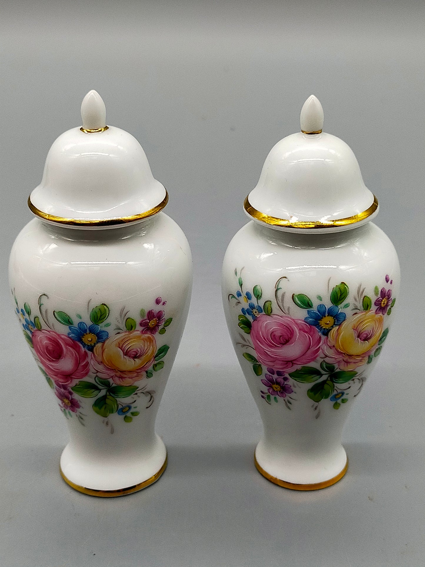 2-tlg. Gerold Porzellan Deckelvasen-Set Handbemalt mit Blumenmuster