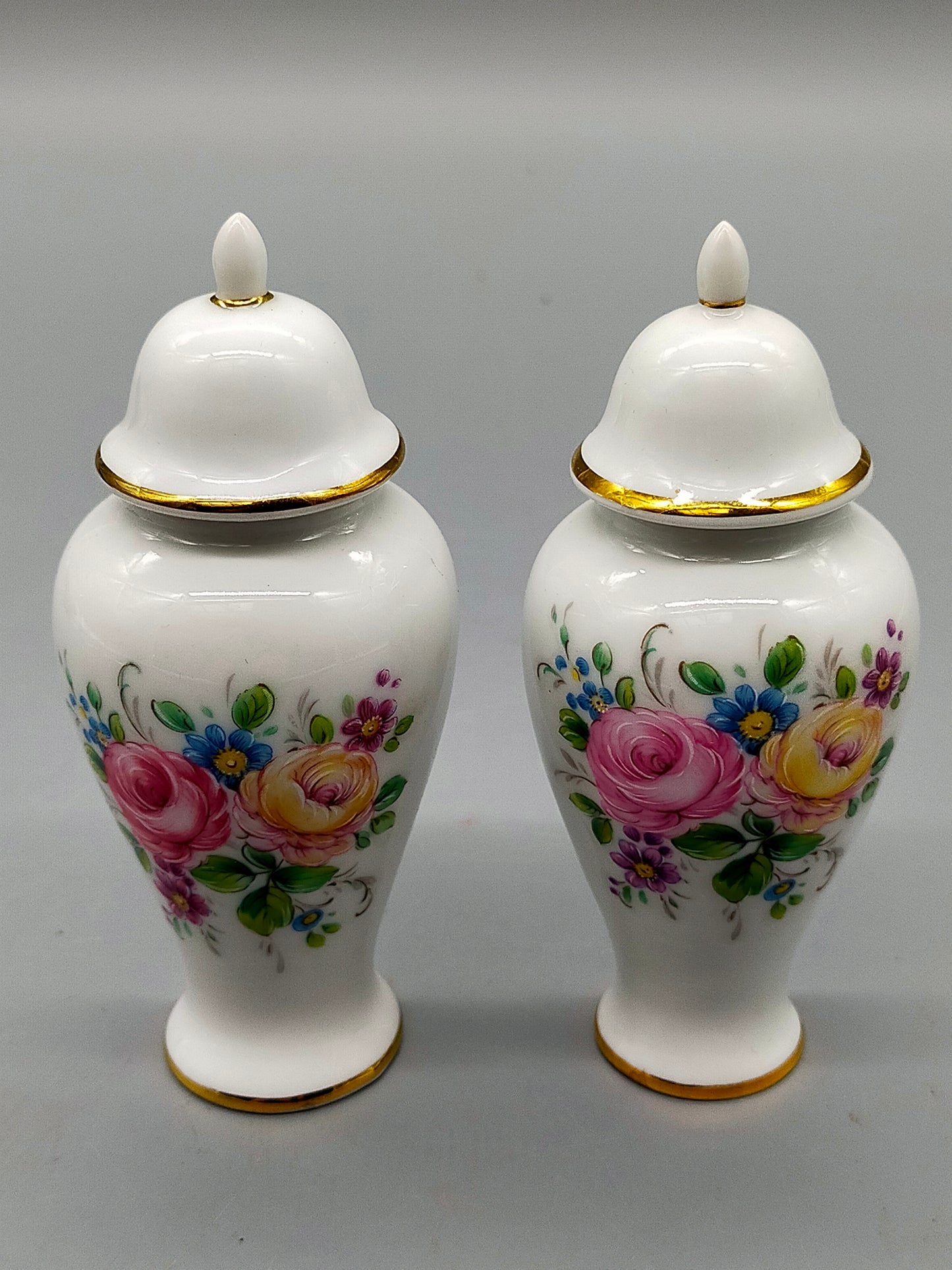 2-tlg. Gerold Porzellan Deckelvasen-Set Handbemalt mit Blumenmuster