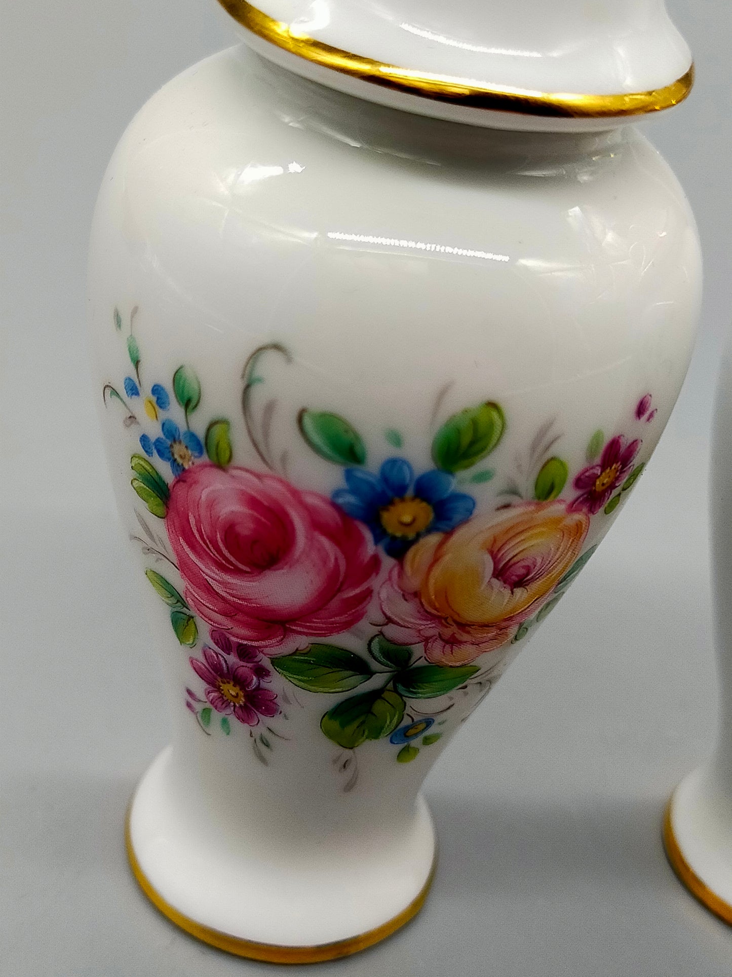 2-tlg. Gerold Porzellan Deckelvasen-Set Handbemalt mit Blumenmuster