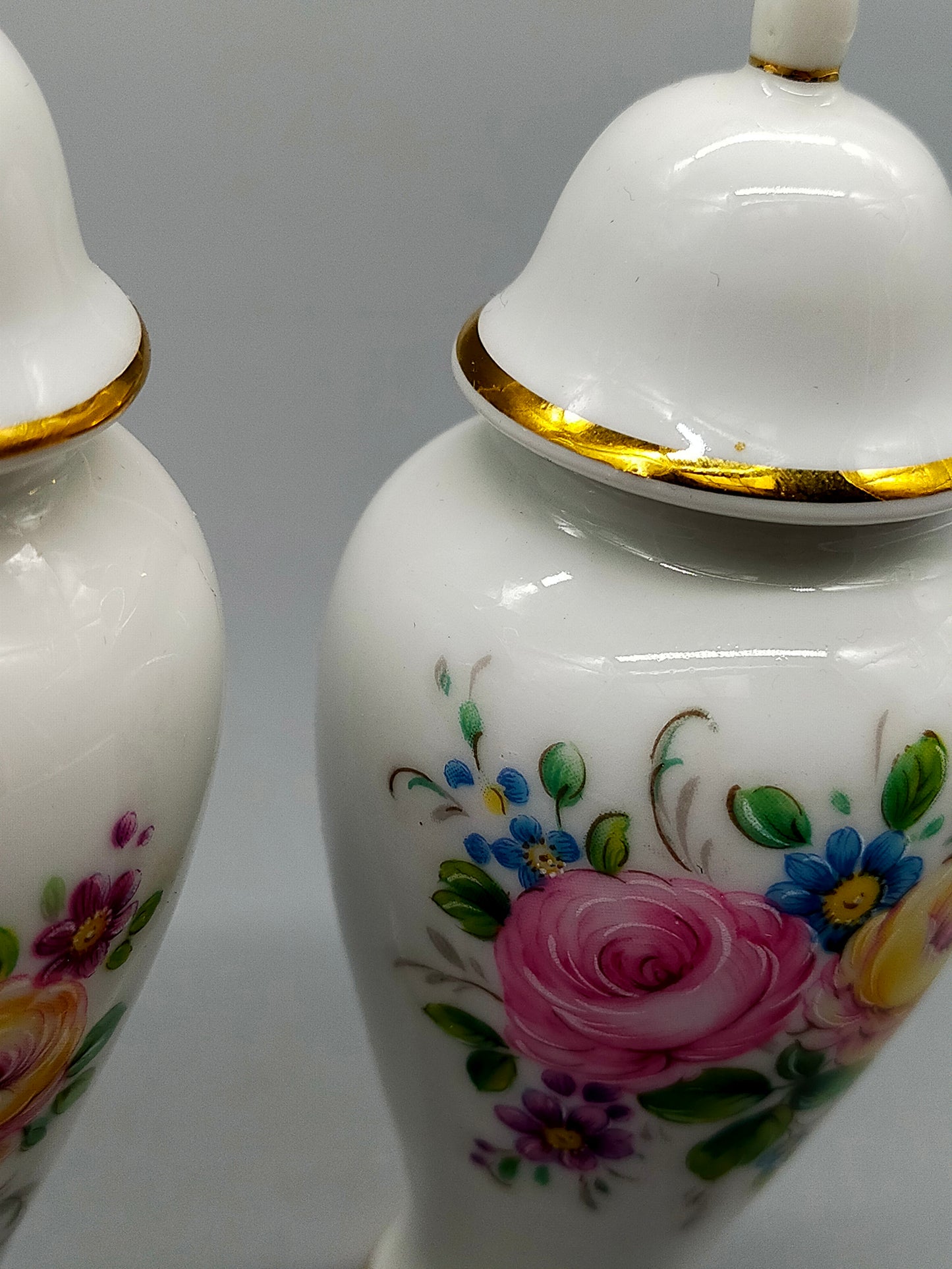 2-tlg. Gerold Porzellan Deckelvasen-Set Handbemalt mit Blumenmuster