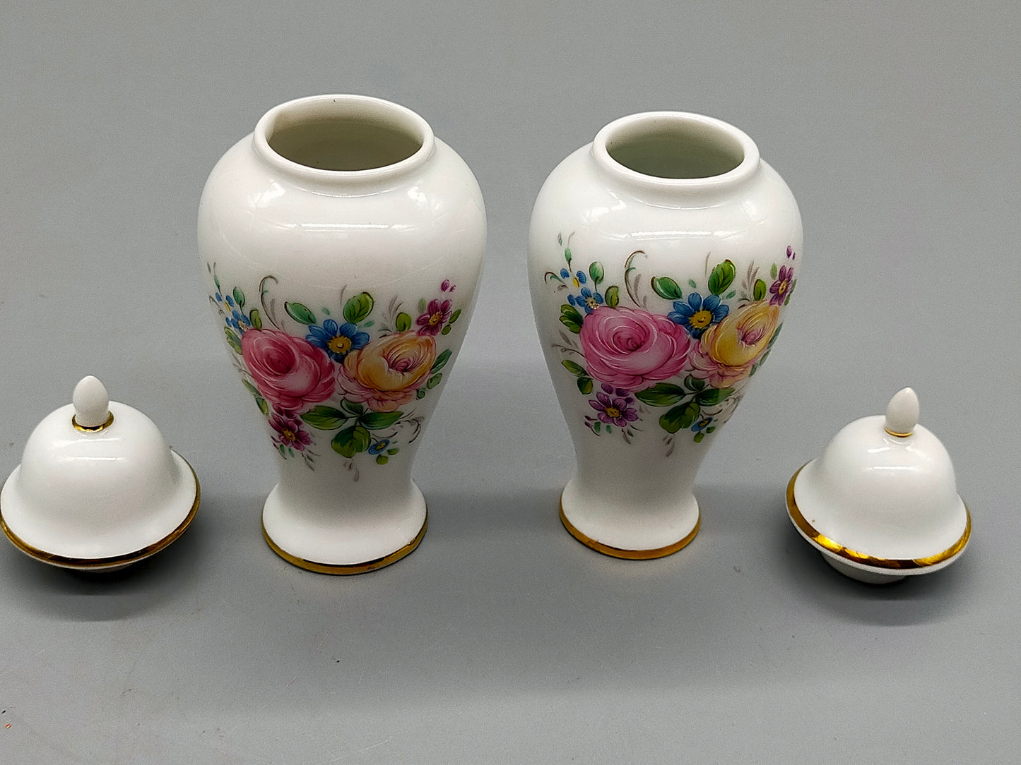 2-tlg. Gerold Porzellan Deckelvasen-Set Handbemalt mit Blumenmuster