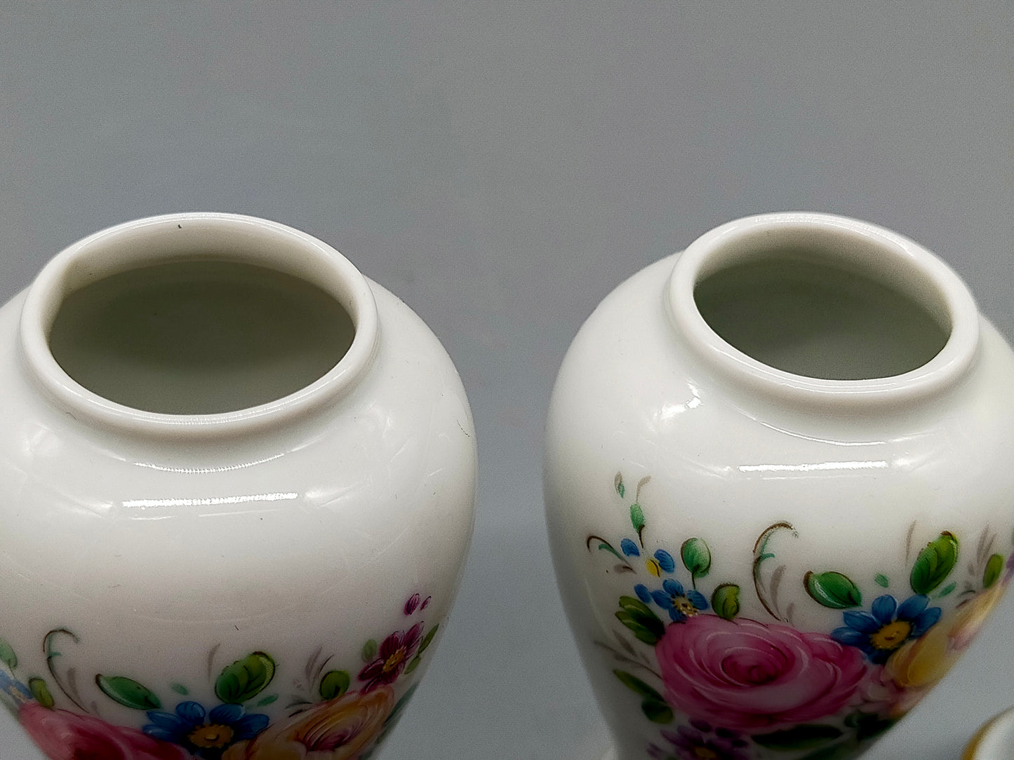2-tlg. Gerold Porzellan Deckelvasen-Set Handbemalt mit Blumenmuster