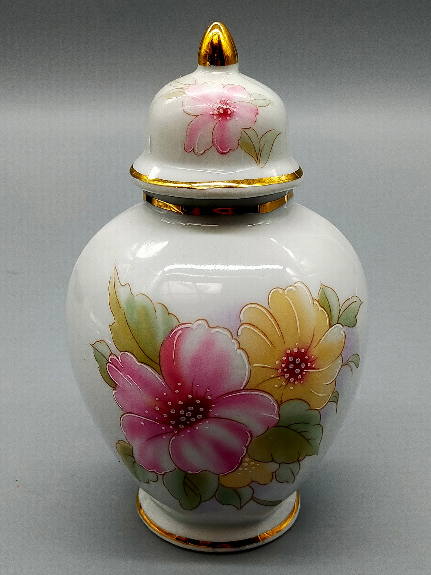 Porzellan Deckeldose T. Limoges Blumenmotiv mit Goldverzierungen