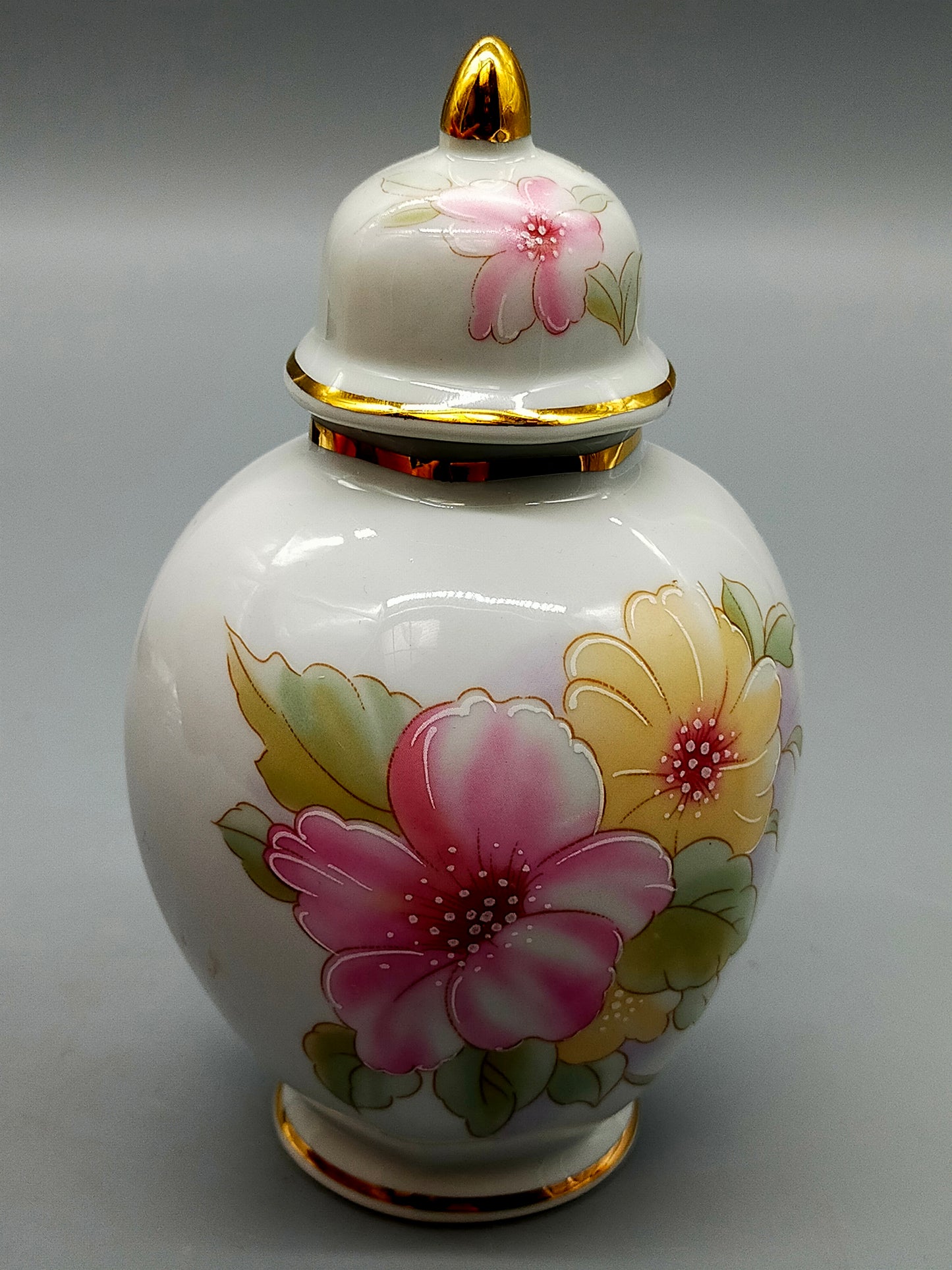 Porzellan Deckeldose T. Limoges Blumenmotiv mit Goldverzierungen