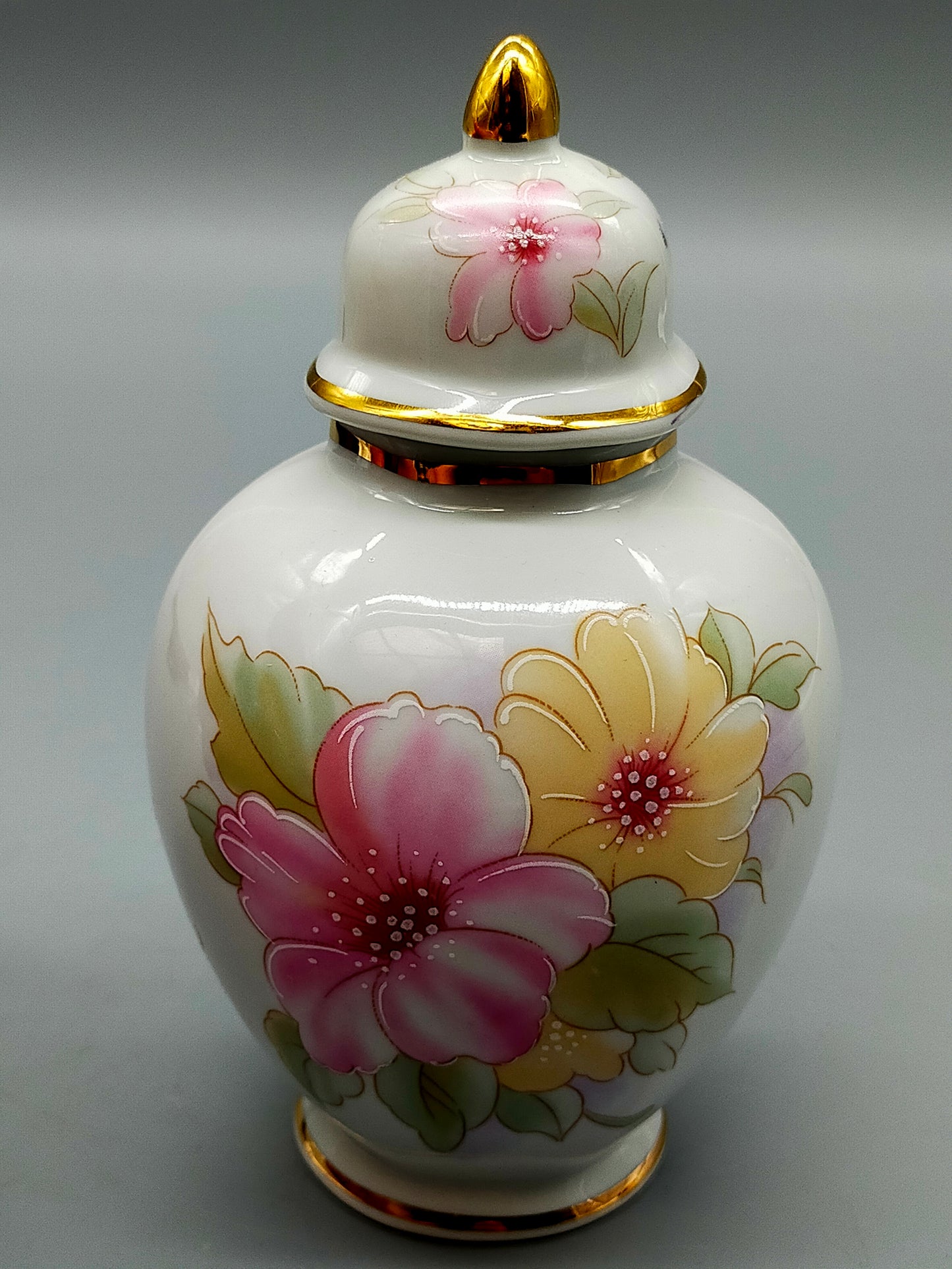 Porzellan Deckeldose T. Limoges Blumenmotiv mit Goldverzierungen