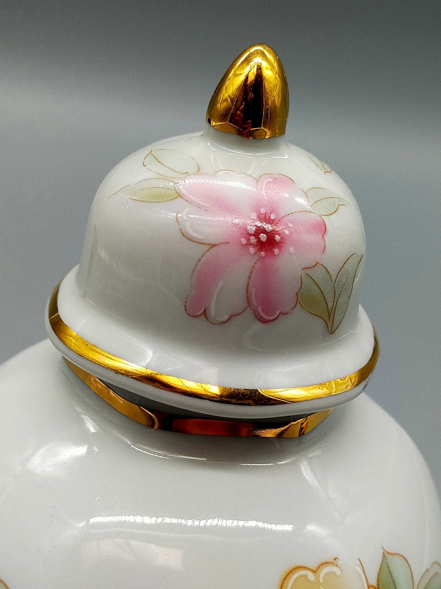 Porzellan Deckeldose T. Limoges Blumenmotiv mit Goldverzierungen