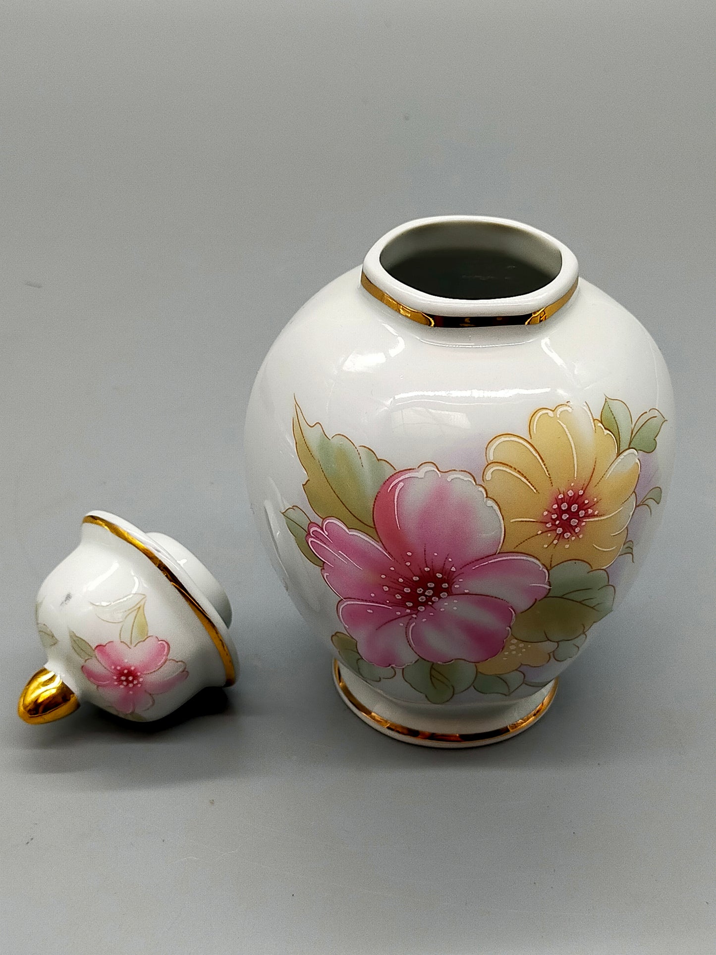 Porzellan Deckeldose T. Limoges Blumenmotiv mit Goldverzierungen
