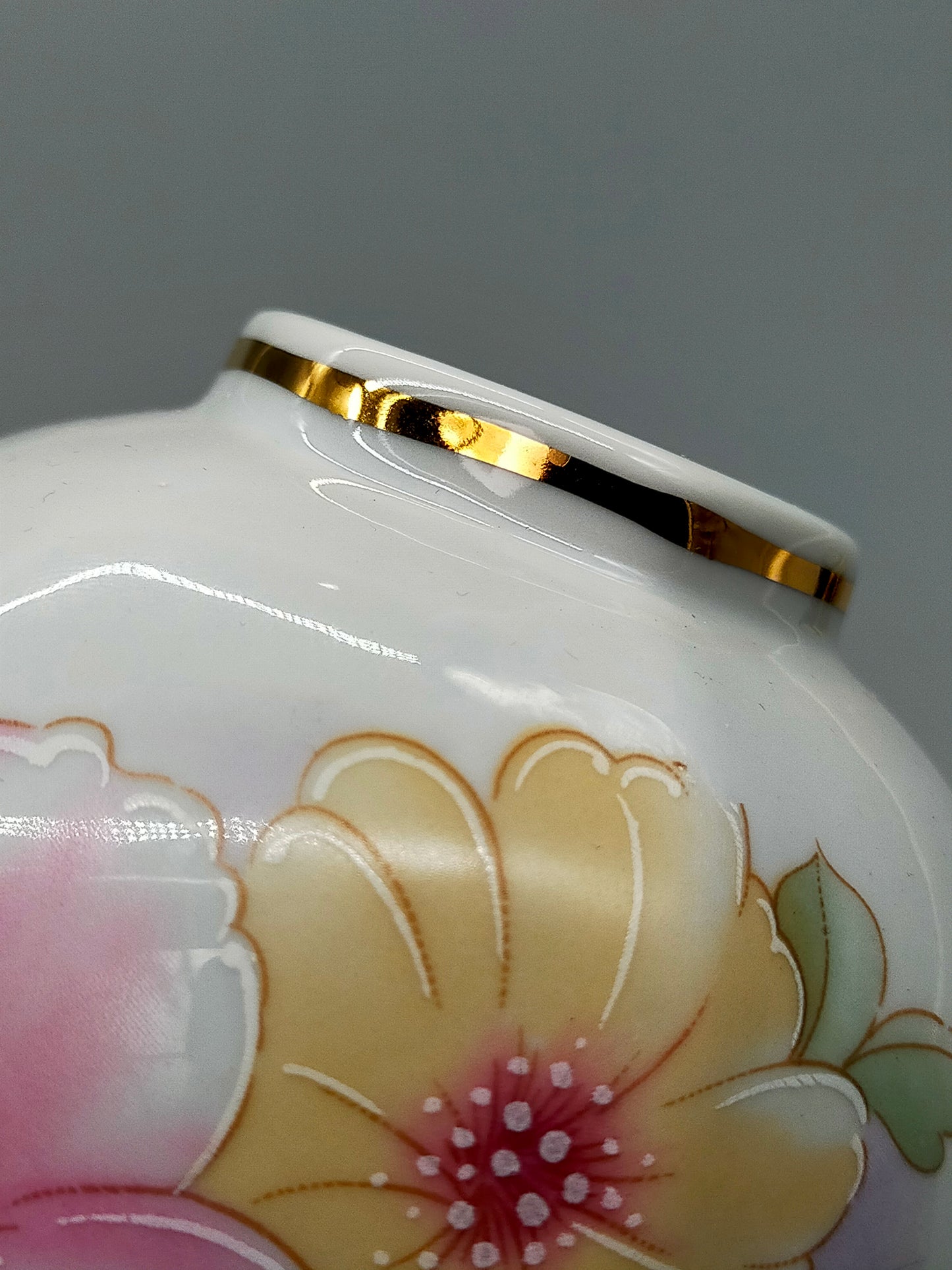 Porzellan Deckeldose T. Limoges Blumenmotiv mit Goldverzierungen