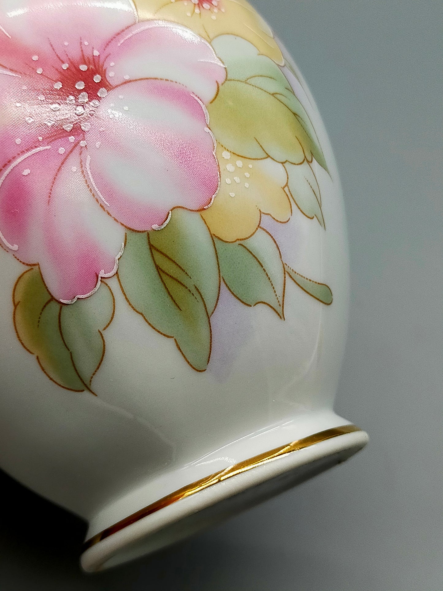 Porzellan Deckeldose T. Limoges Blumenmotiv mit Goldverzierungen