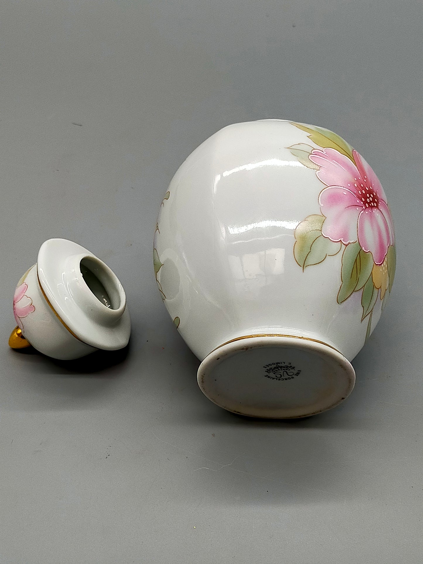 Porzellan Deckeldose T. Limoges Blumenmotiv mit Goldverzierungen