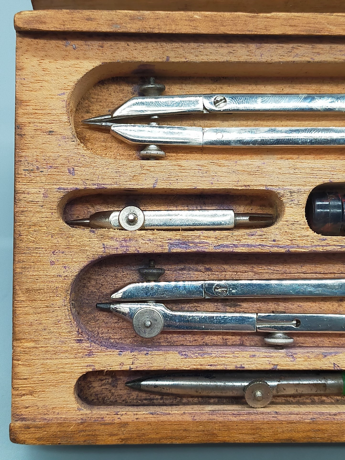 Klassisches Reißzeug im Holzetui – Antikes Zirkel-Set