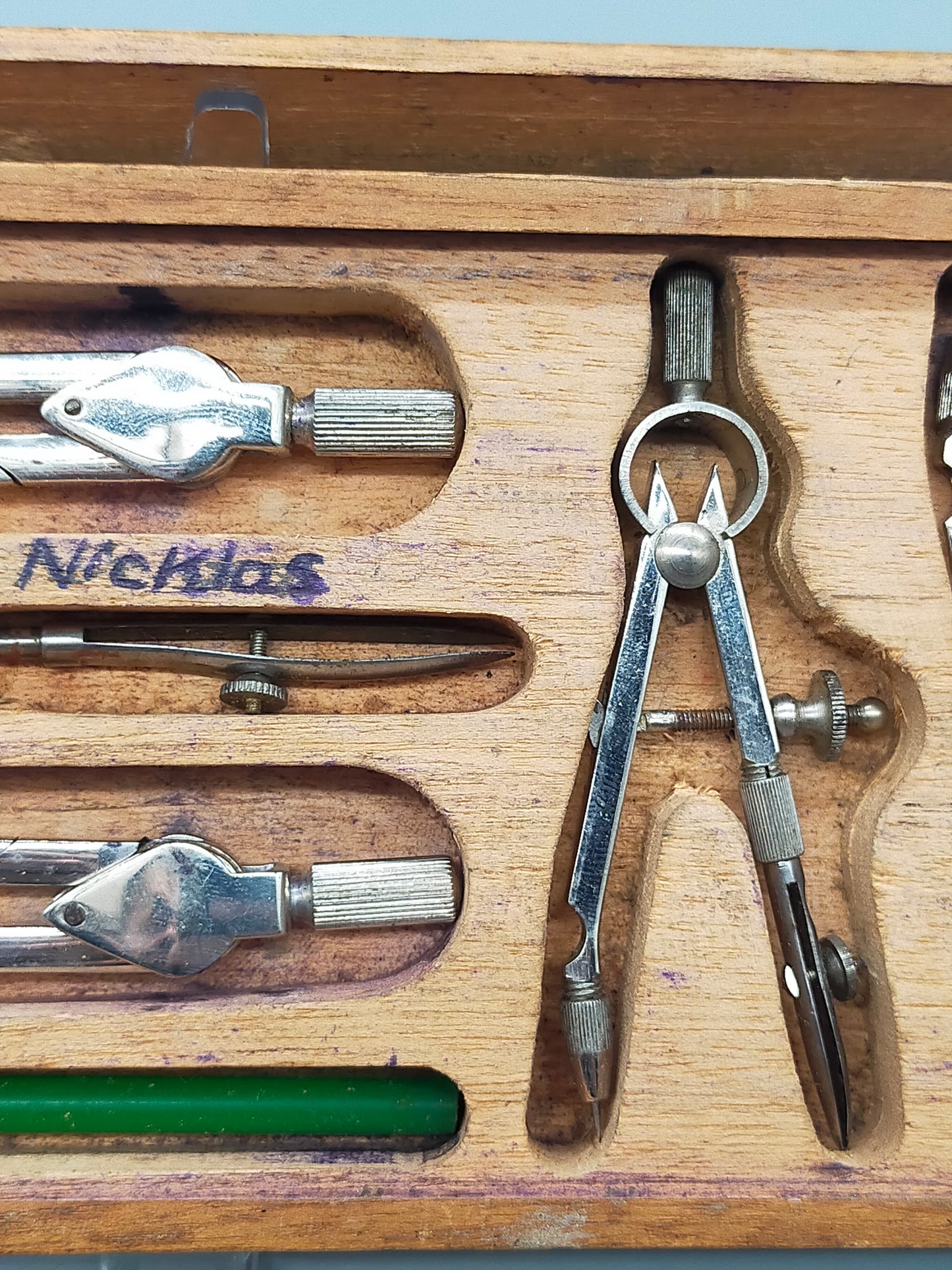 Klassisches Reißzeug im Holzetui – Antikes Zirkel-Set