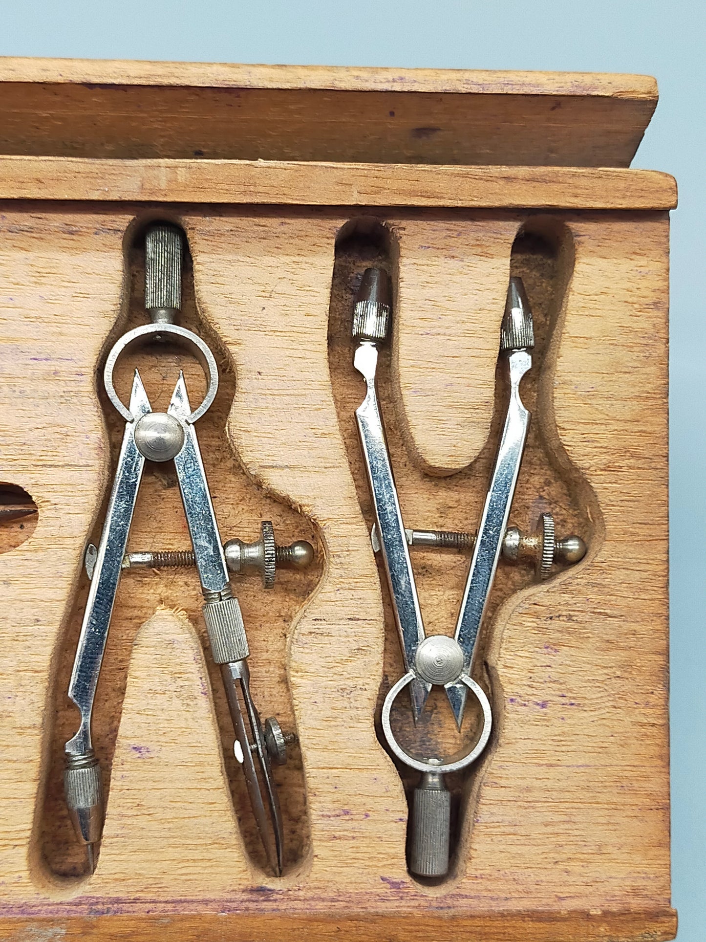 Klassisches Reißzeug im Holzetui – Antikes Zirkel-Set