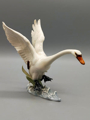 Elegante Hutschenreuther Porzellanfigur Einfallender Schwan Kunstabteilung