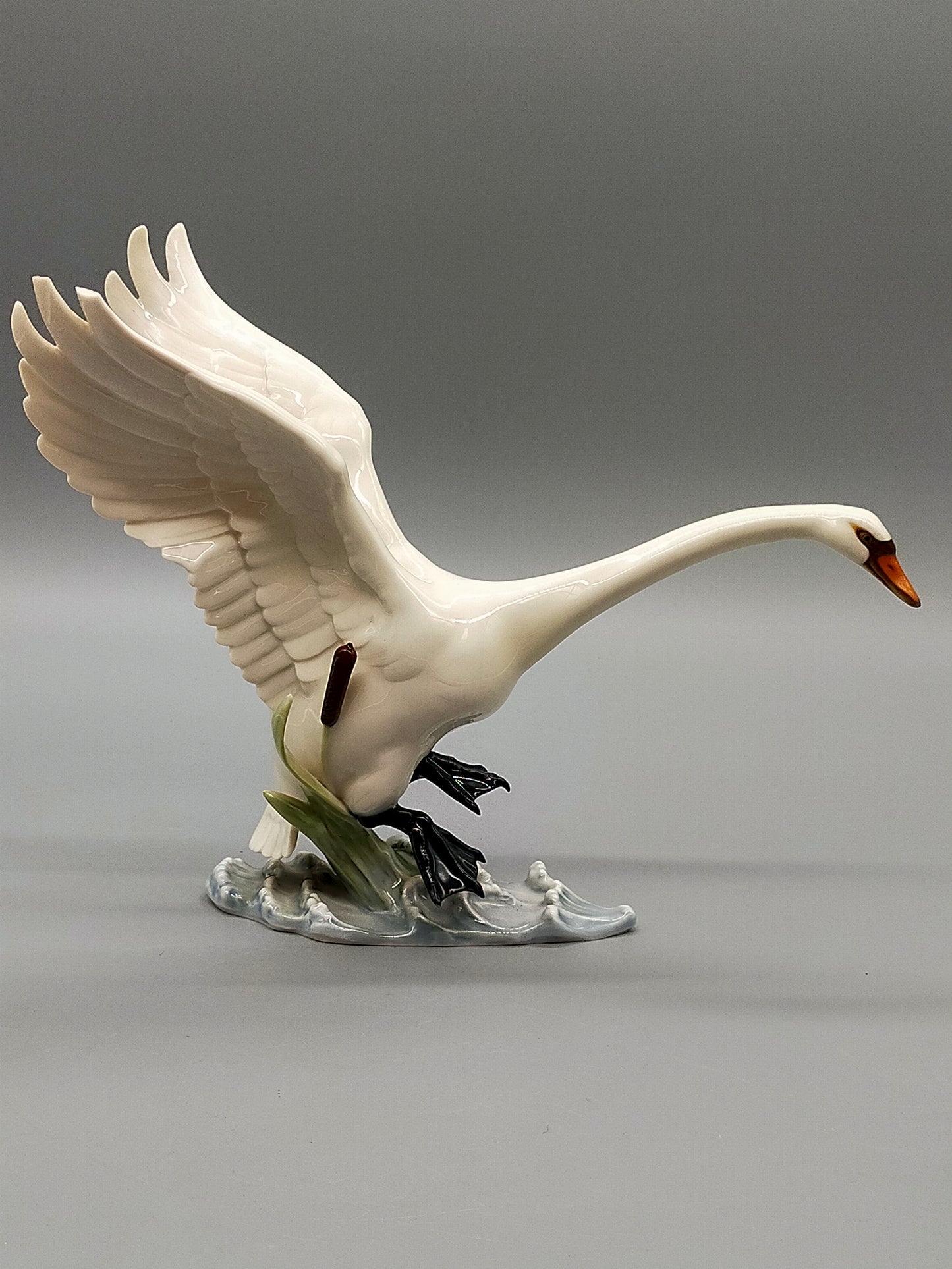 Elegante Hutschenreuther Porzellanfigur Einfallender Schwan Kunstabteilung